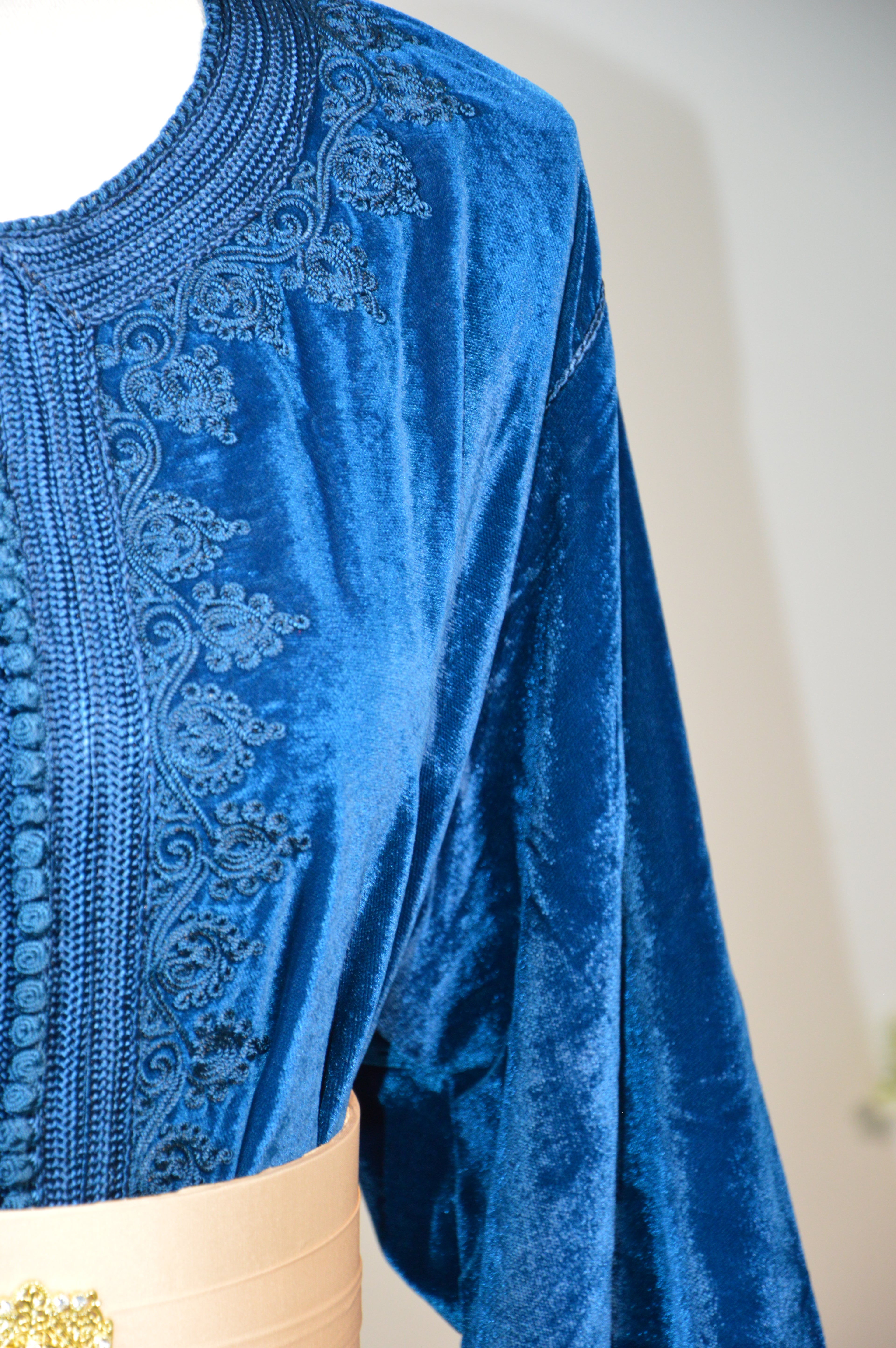 Caftan en Velours Bleu – Broderies Tons sur Tons