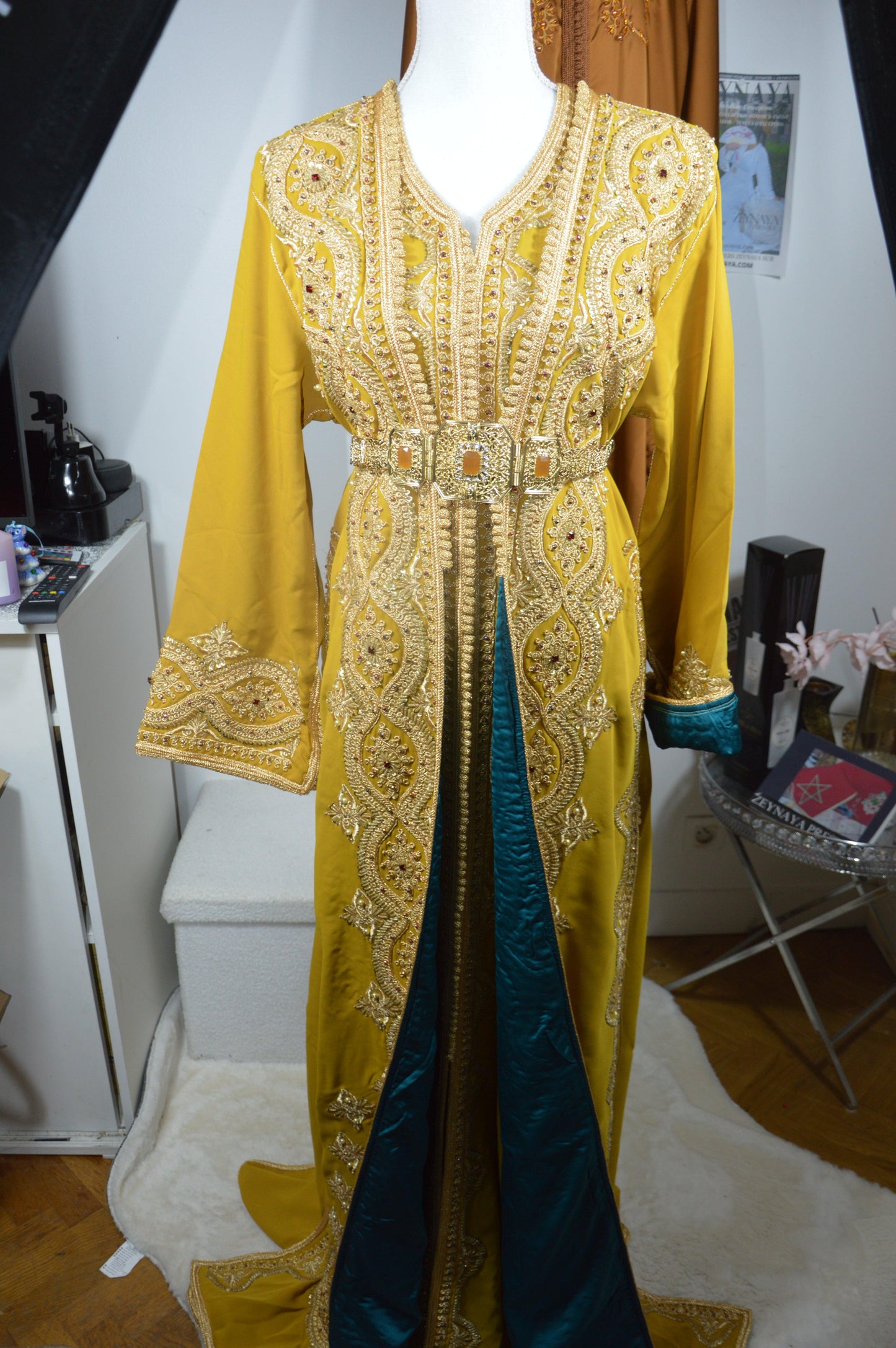 Takchita moutarde dorée luxe - détail doublure satin bleu manche et piece 2
