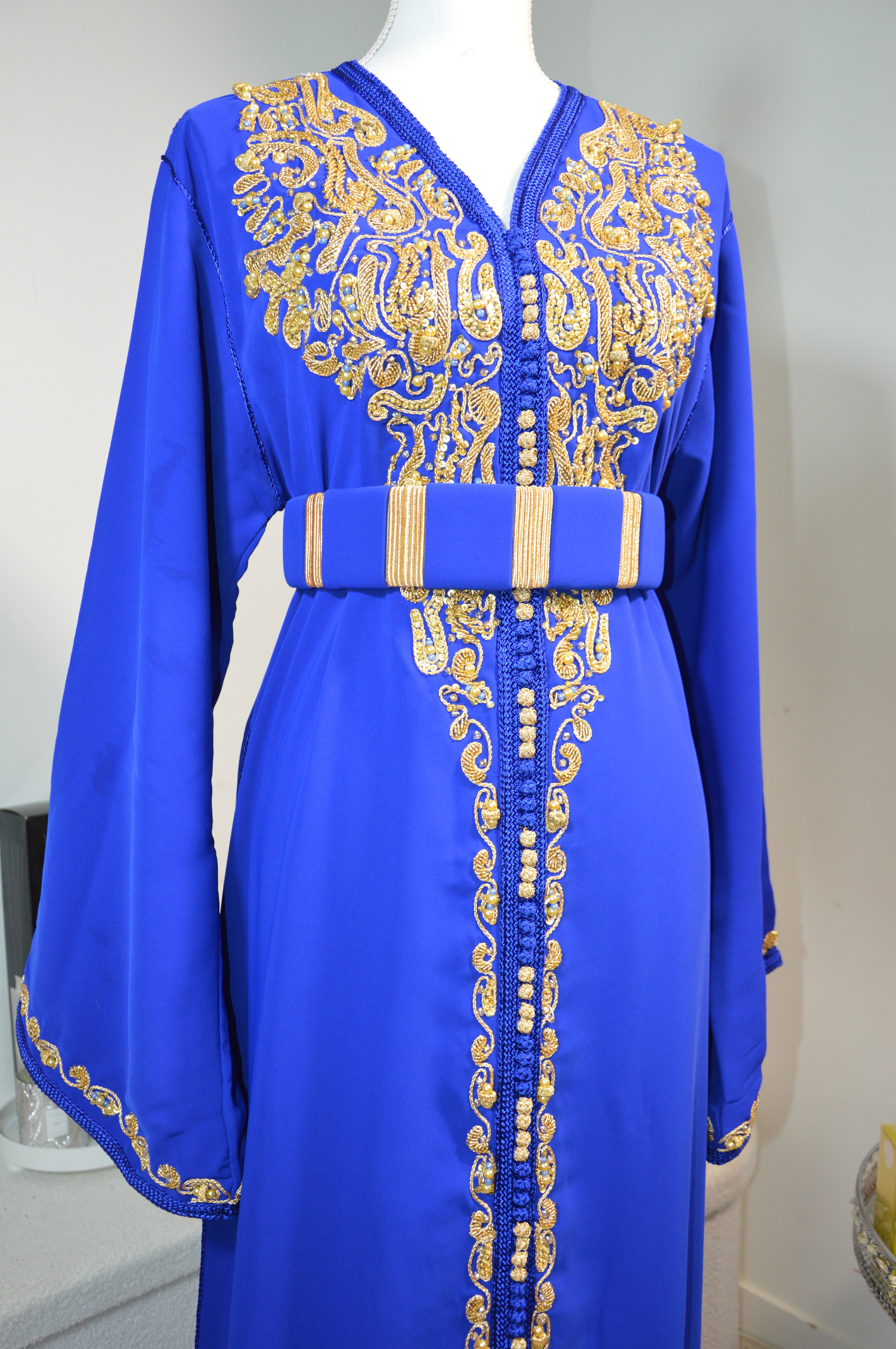 CAFTAN ROYAL BLEU ROI & DORÉ – BRODERIES LUXE