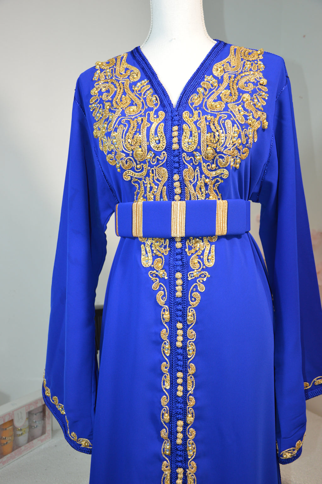 CAFTAN ROYAL BLEU ROI & DORÉ – BRODERIES LUXE