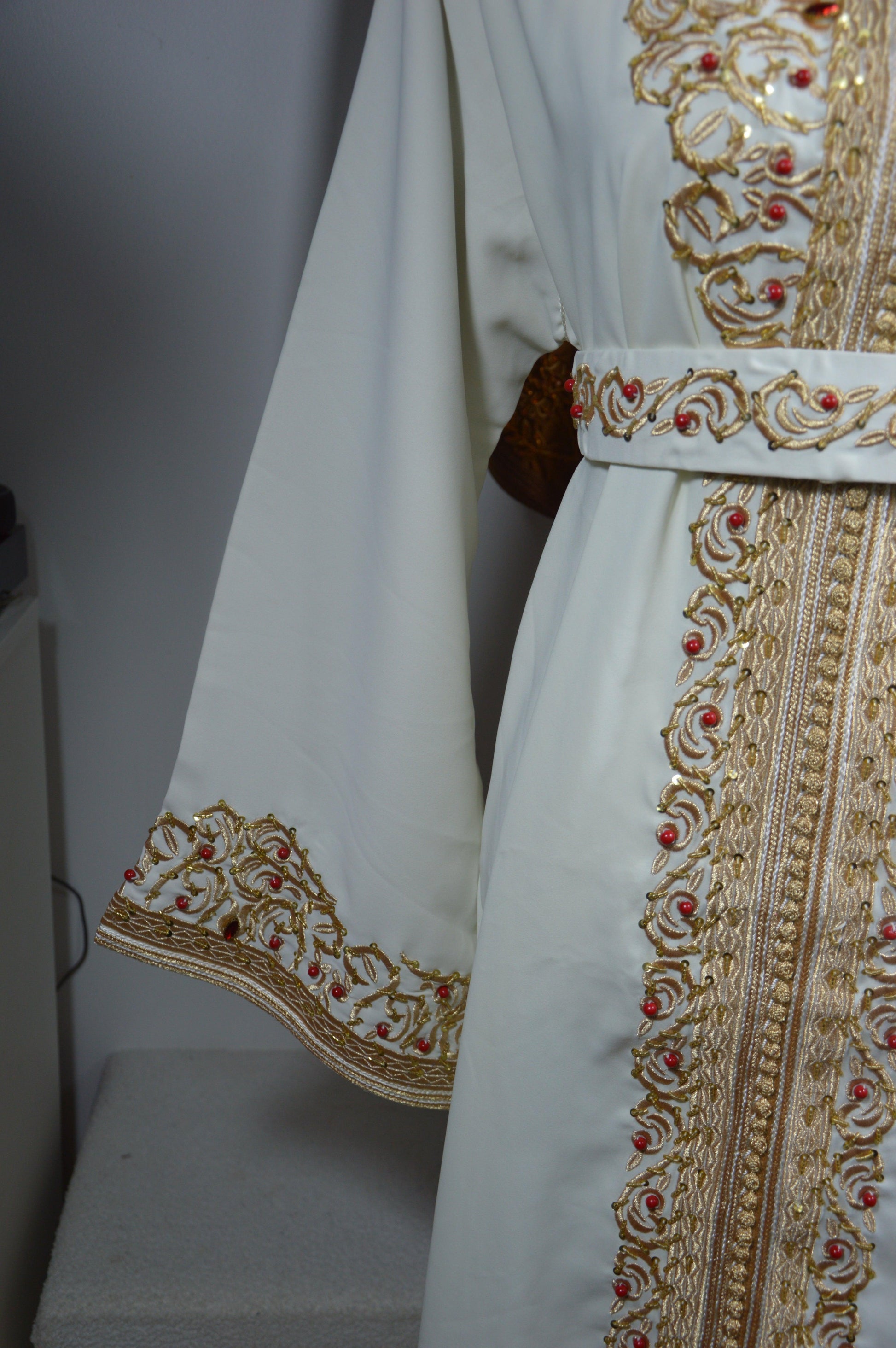 Caftan blanc luxe - détail des manches et finitions