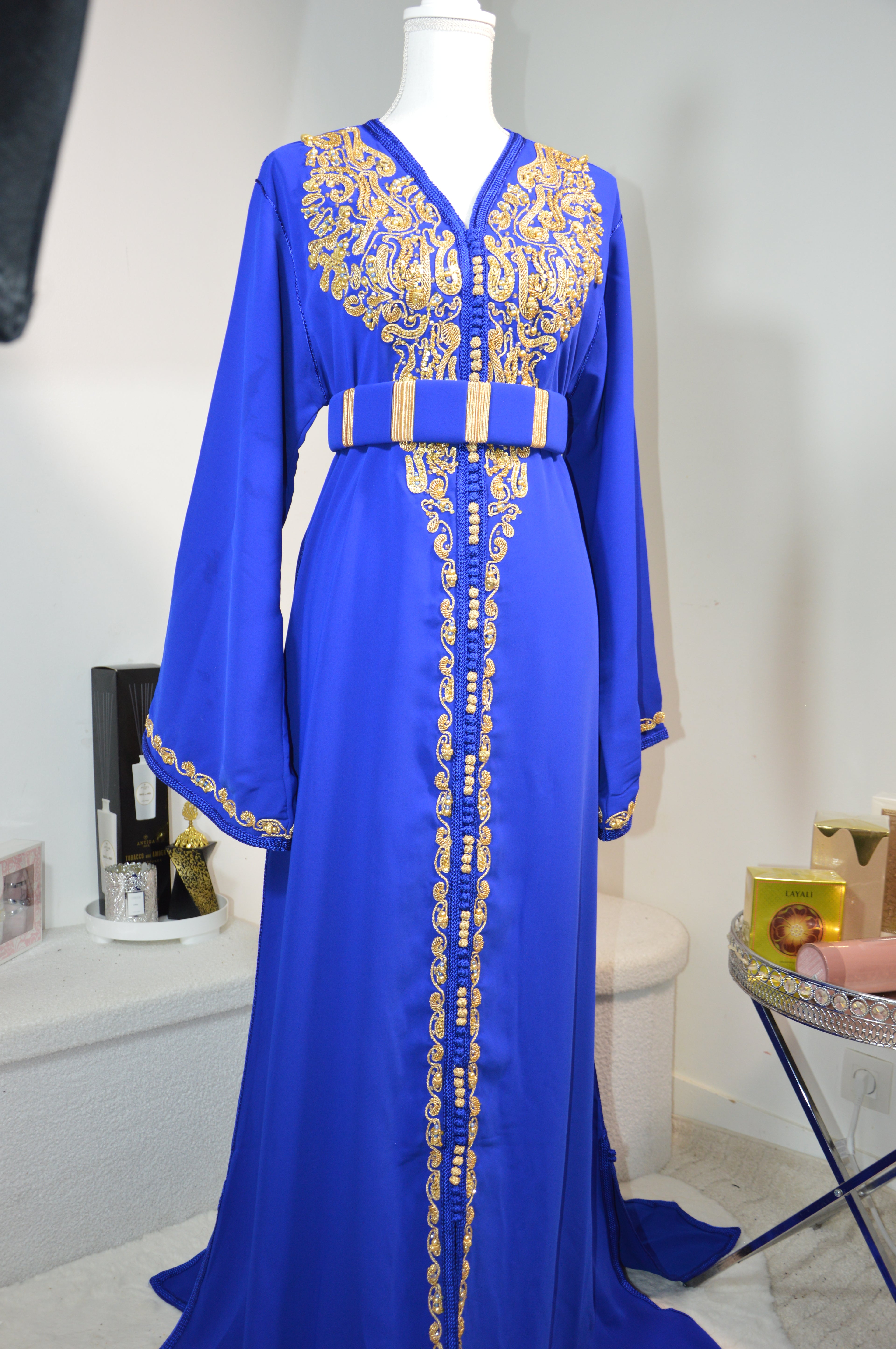 CAFTAN ROYAL BLEU ROI & DORÉ – BRODERIES LUXE