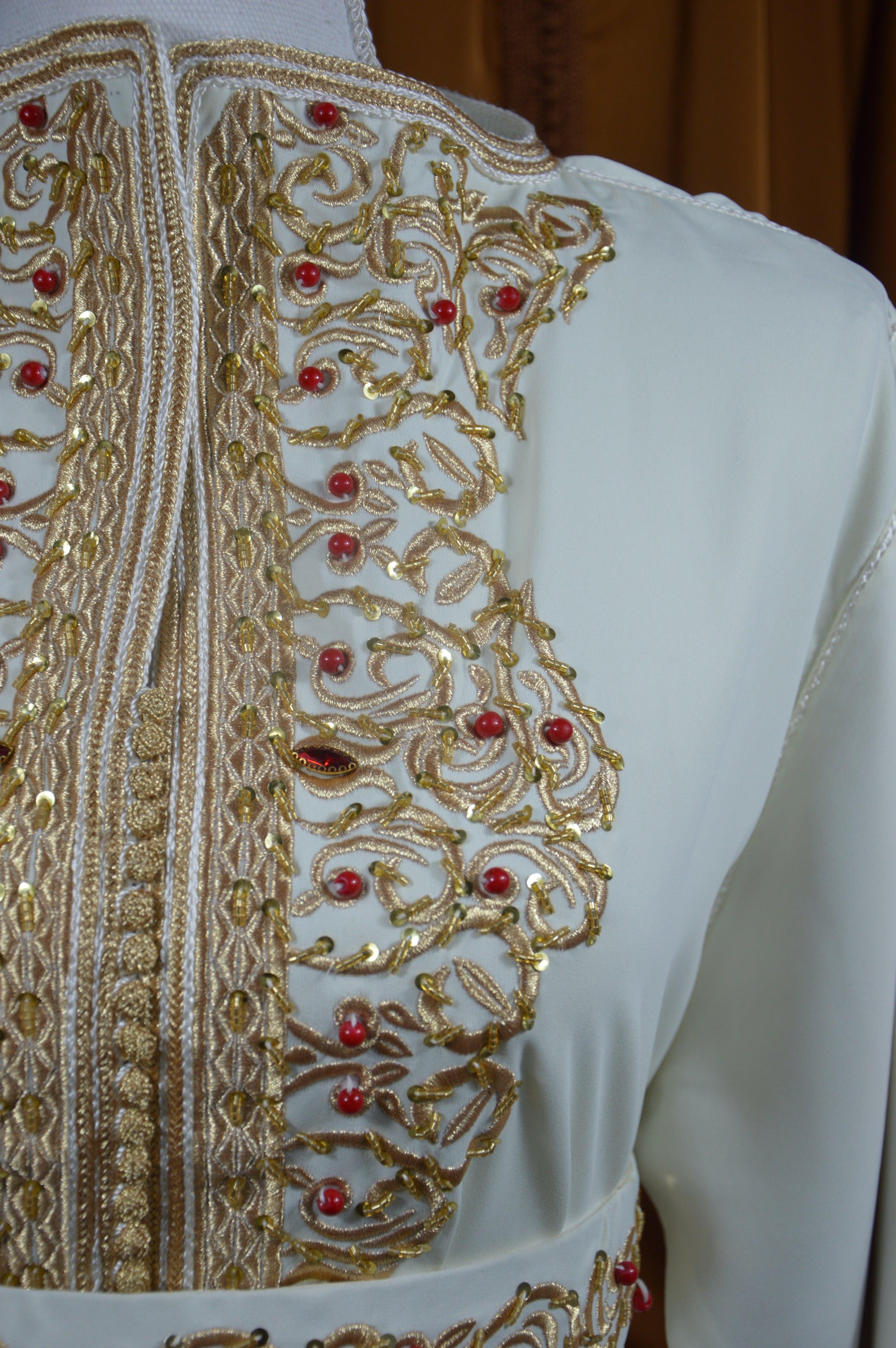 Caftan blanc prestige - détail des broderies artisanales
