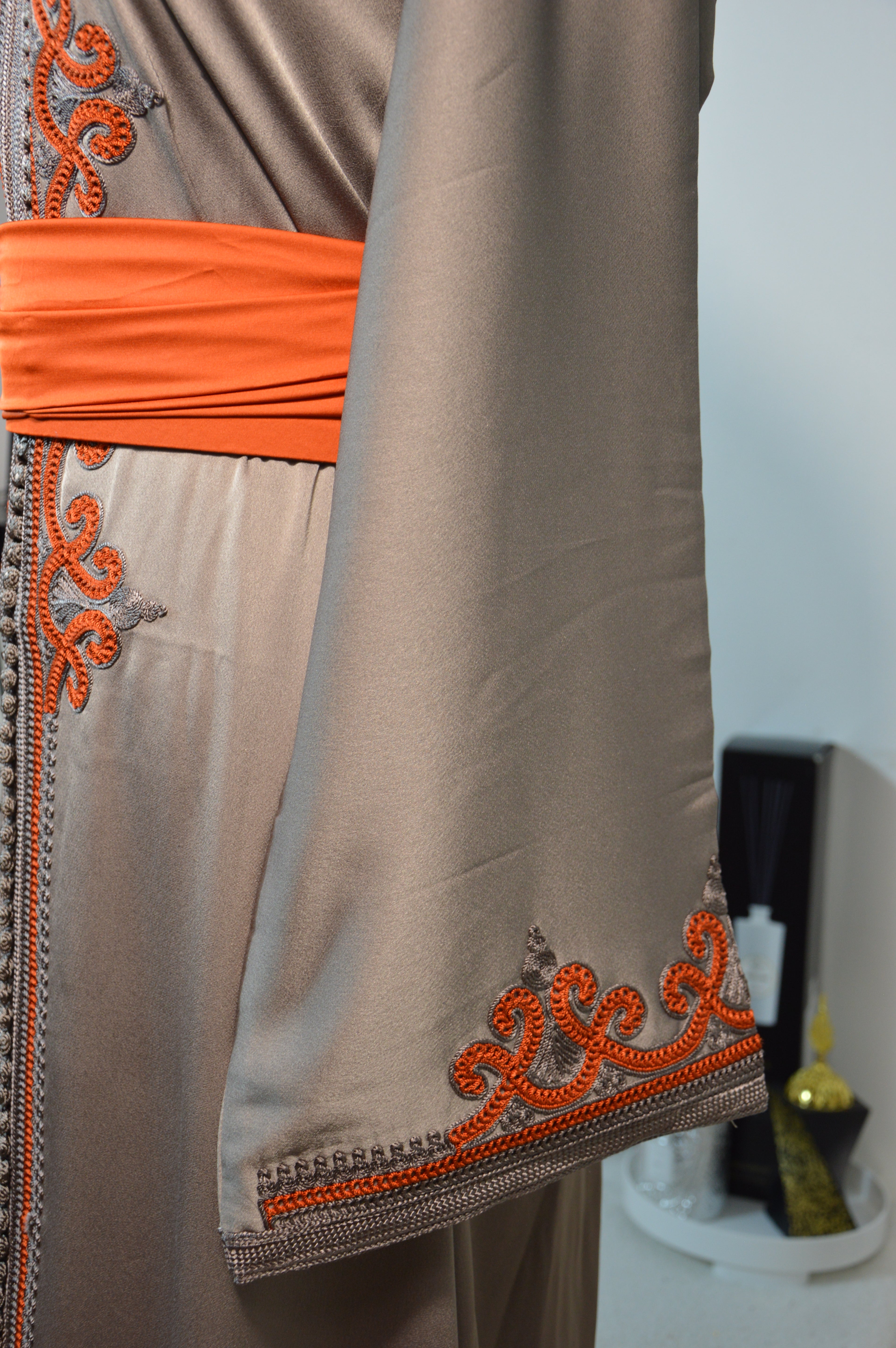 CAFTAN SATIN GRIS PERLE & ORANGE BRÛLÉ – BRODERIES FINES