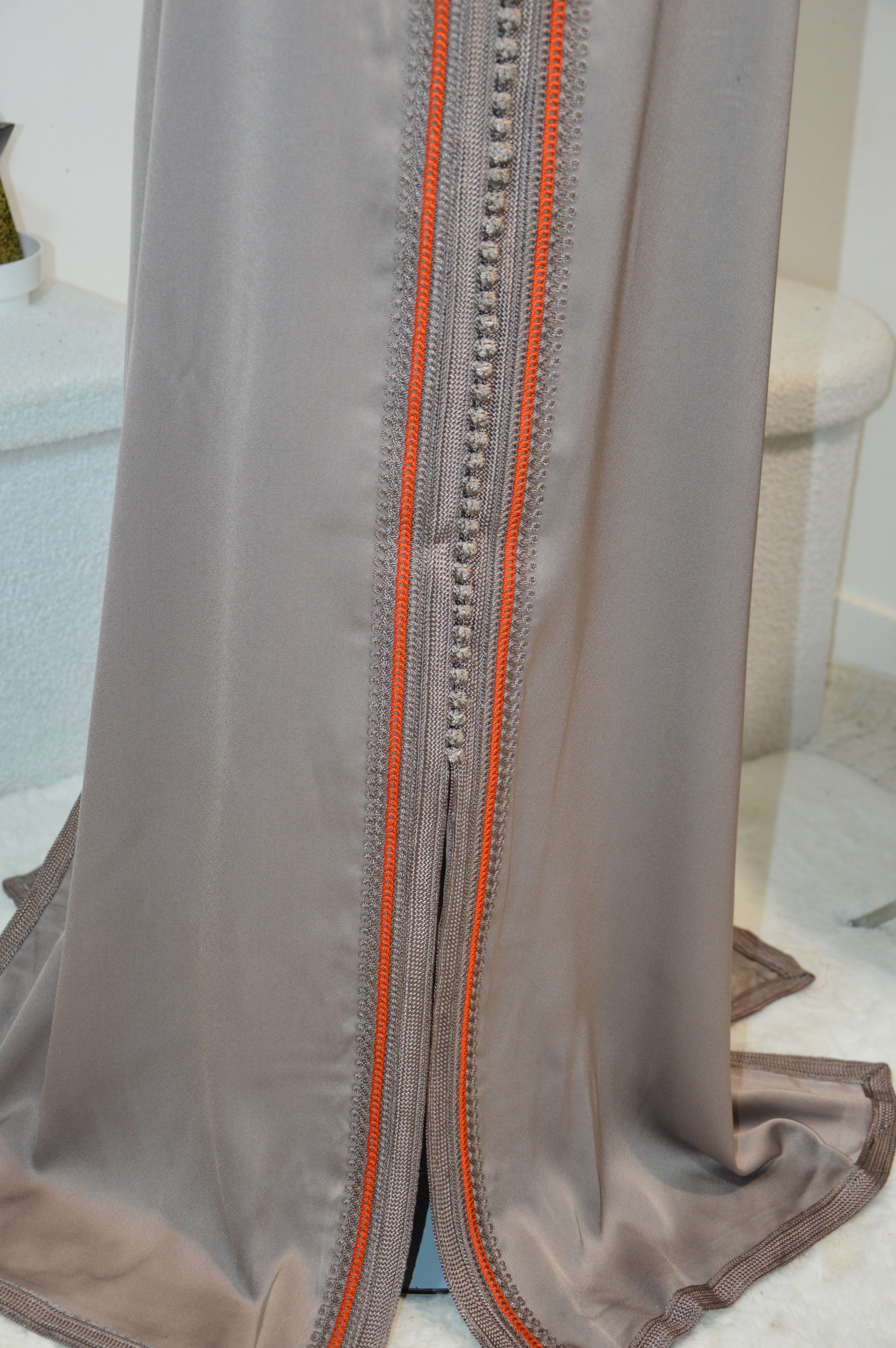 CAFTAN SATIN GRIS PERLE & ORANGE BRÛLÉ – BRODERIES FINES