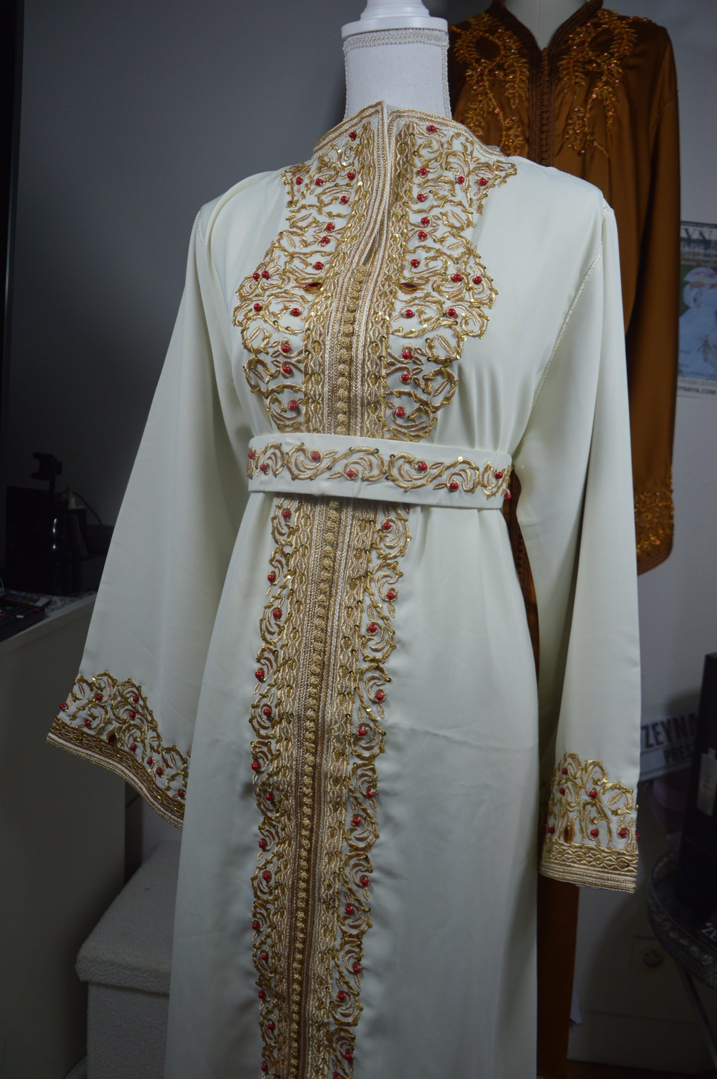 Caftan blanc élégance - détail du bustier et broderies