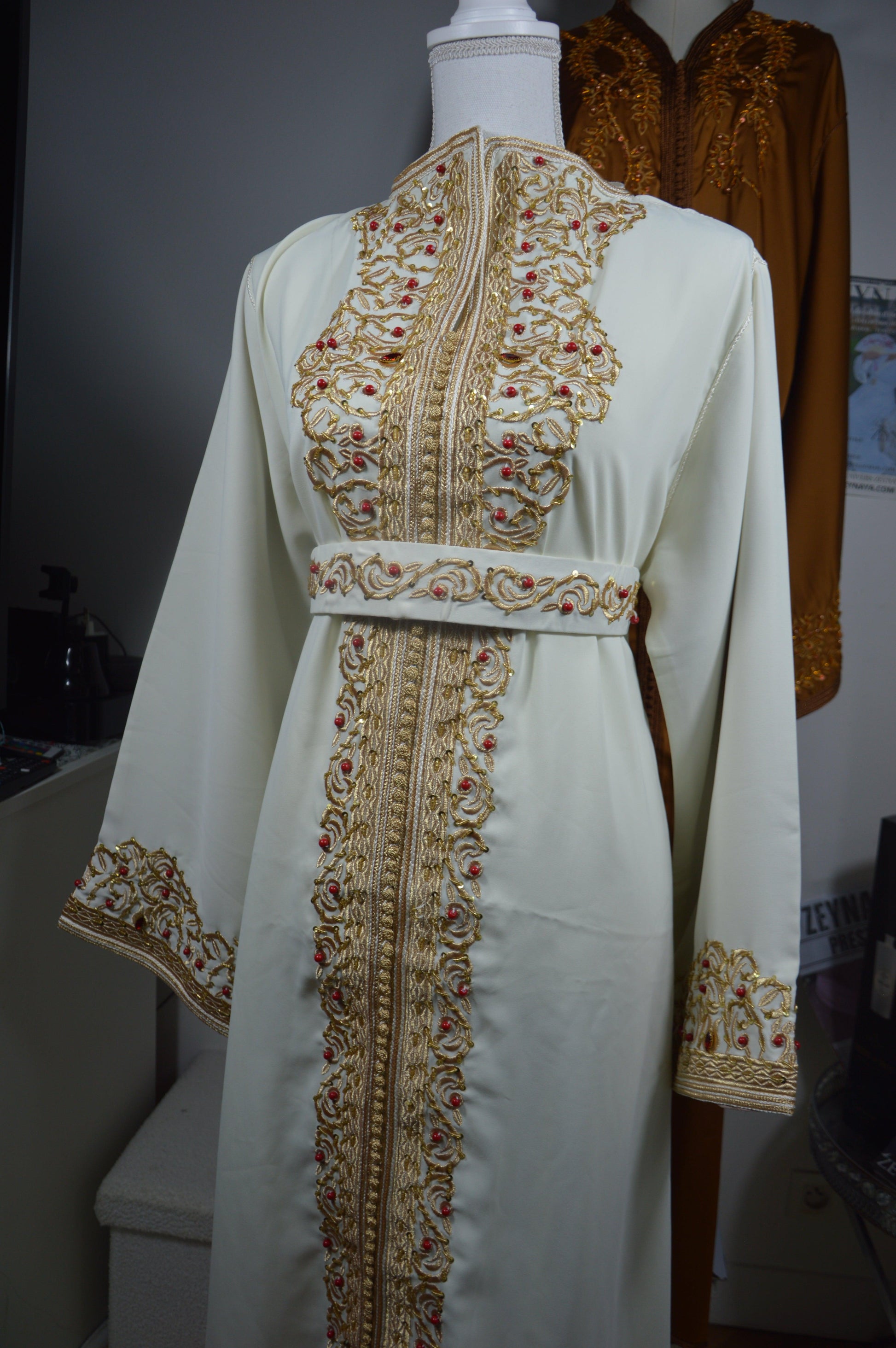 Caftan blanc élégance - détail du bustier et broderies