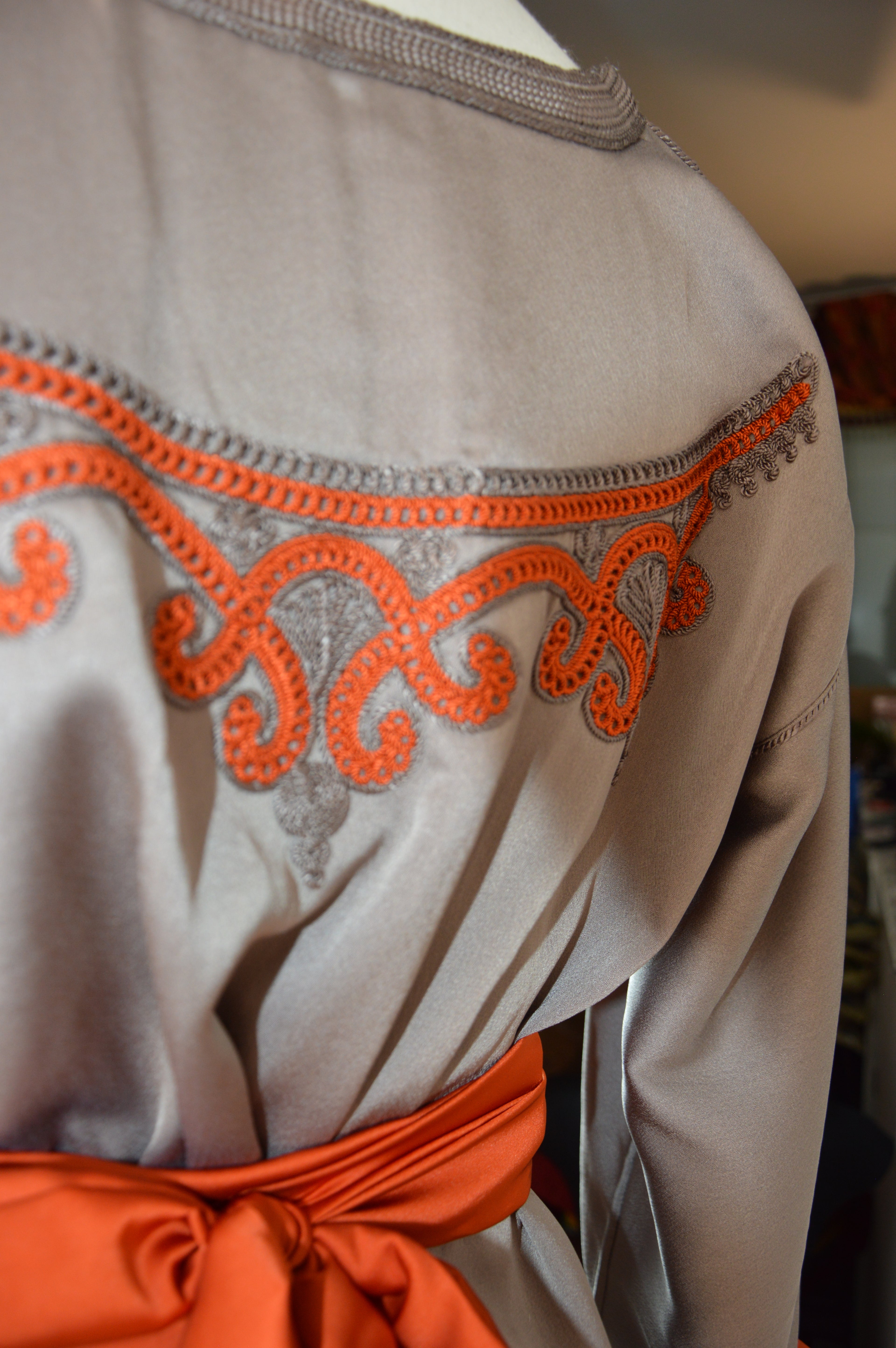 CAFTAN SATIN GRIS PERLE & ORANGE BRÛLÉ – BRODERIES FINES