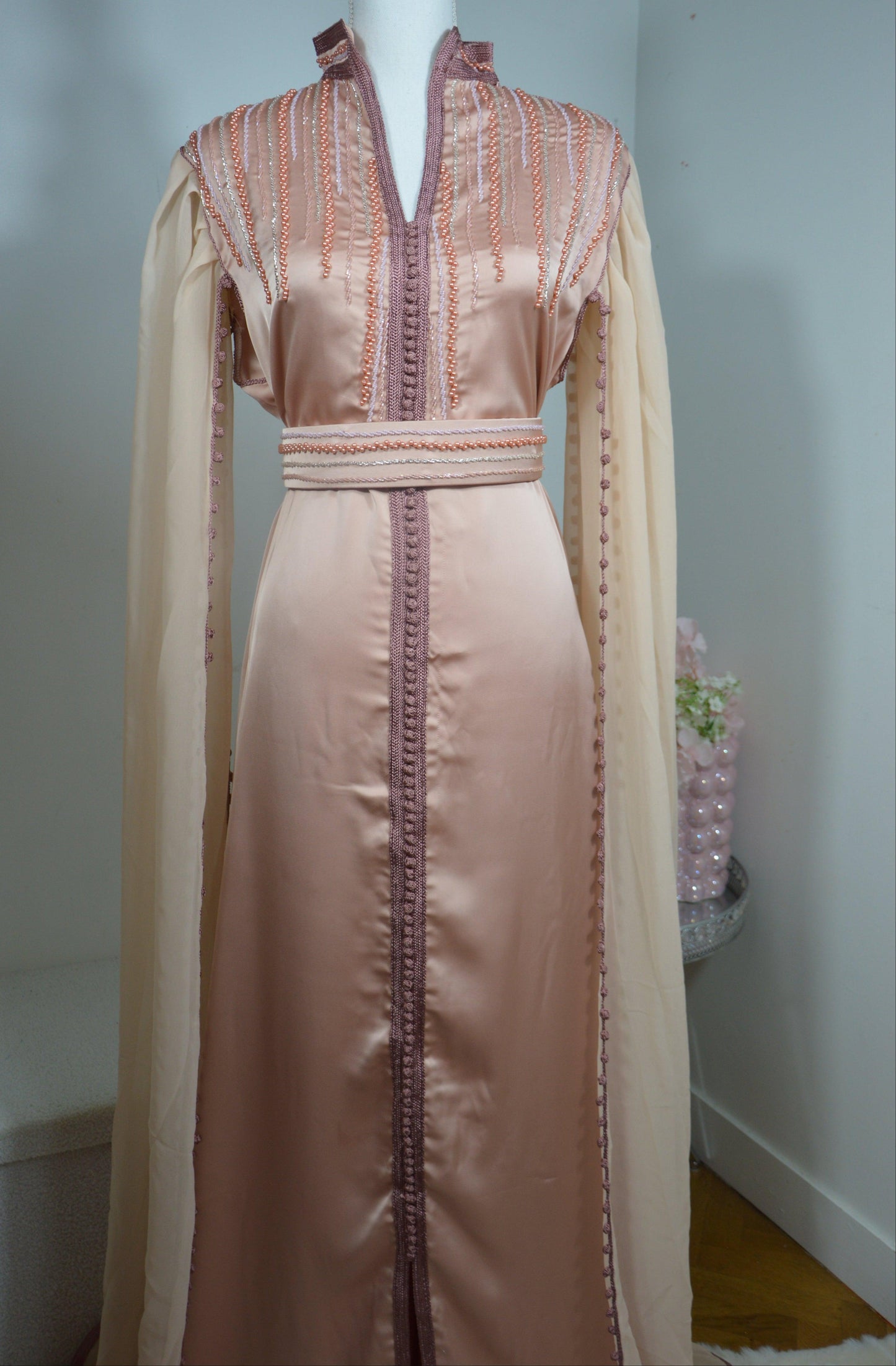 Cape caftan saumon corail broderies dorées - Vue de face