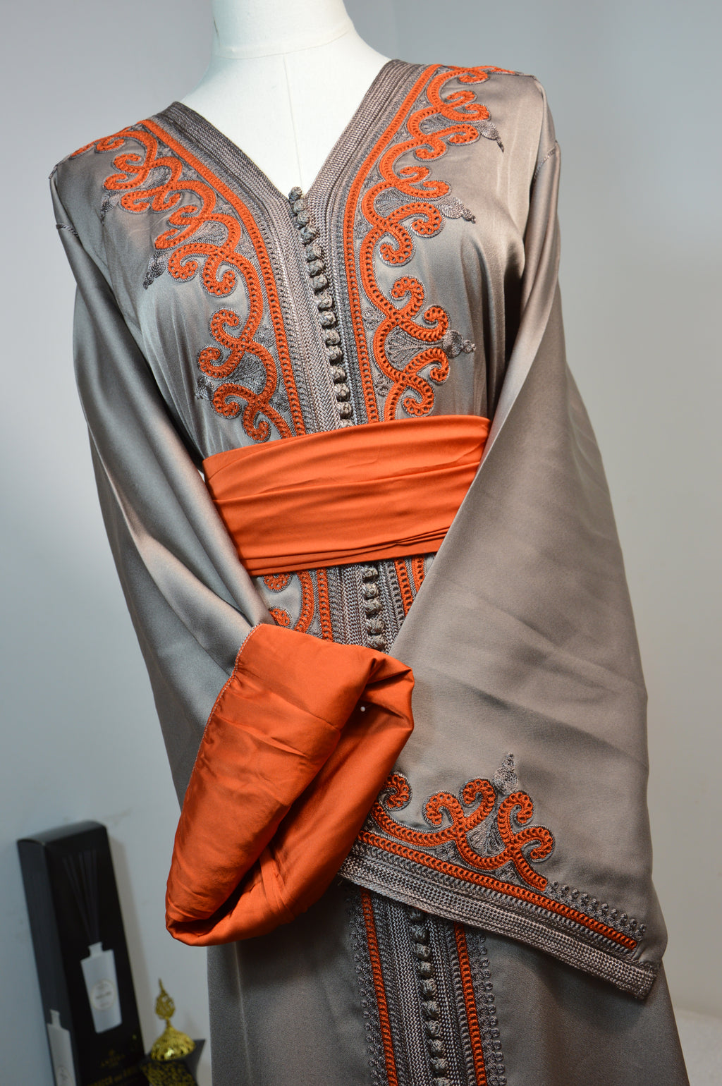 CAFTAN SATIN GRIS PERLE & ORANGE BRÛLÉ – BRODERIES FINES