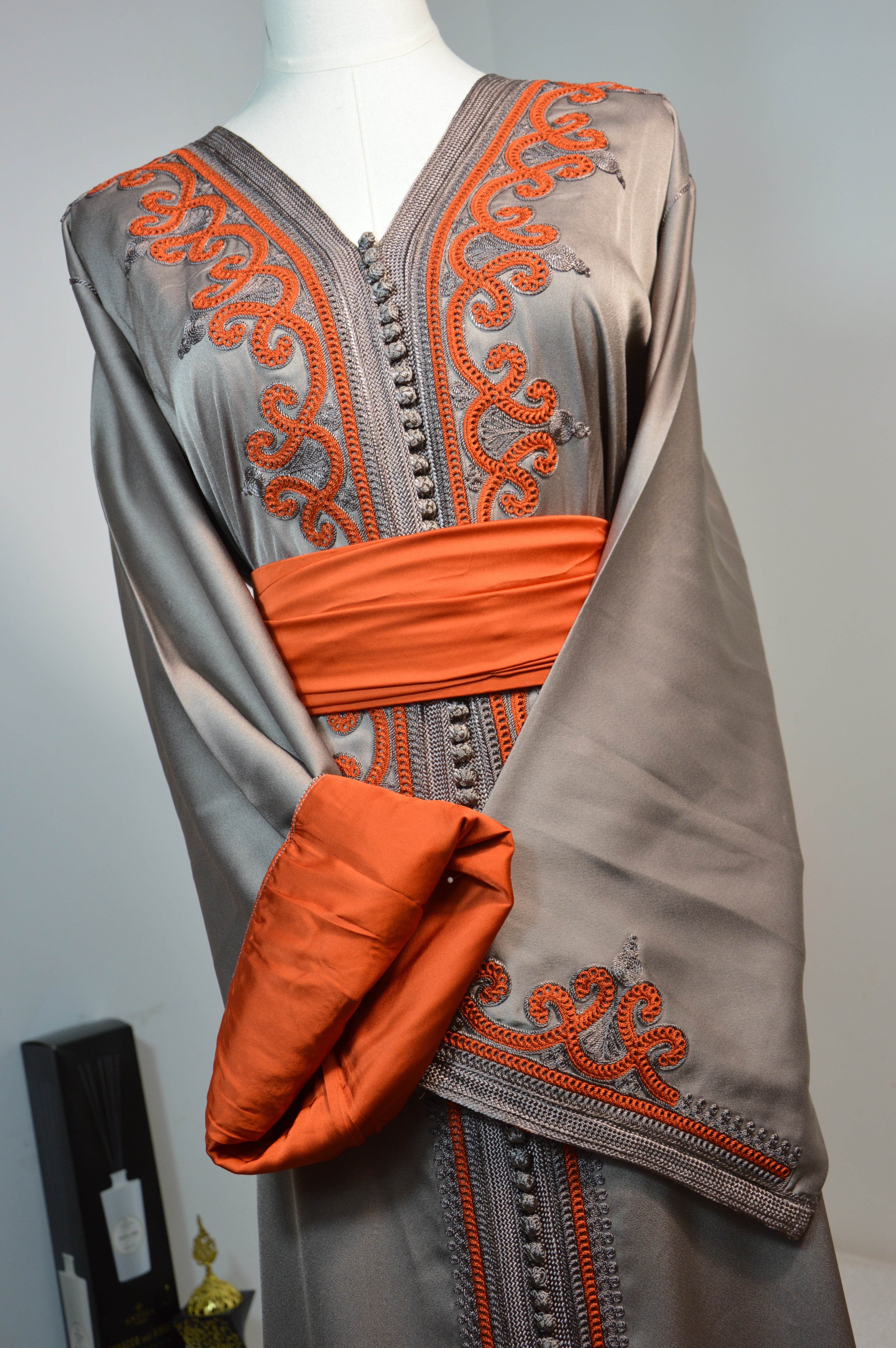 CAFTAN SATIN GRIS PERLE & ORANGE BRÛLÉ – BRODERIES FINES
