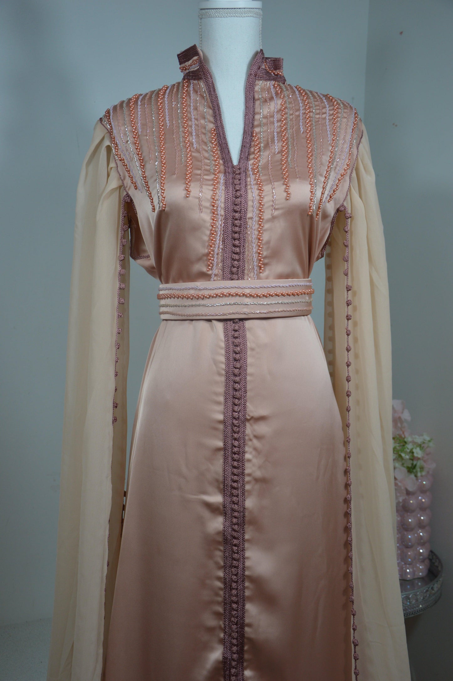 Cape caftan saumon corail broderies dorées - Vue de face complète