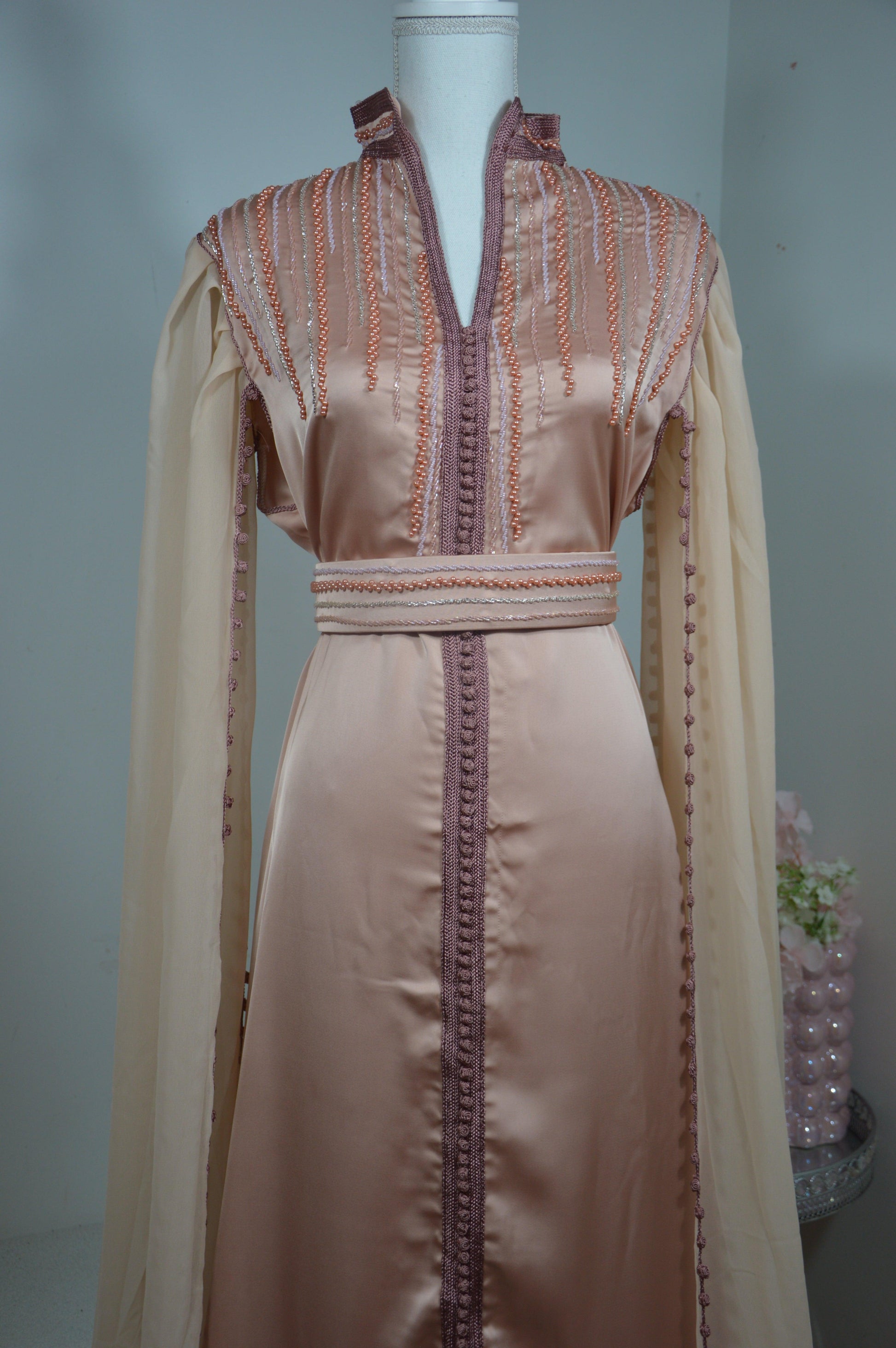 Cape caftan saumon corail broderies dorées - Vue de face complète