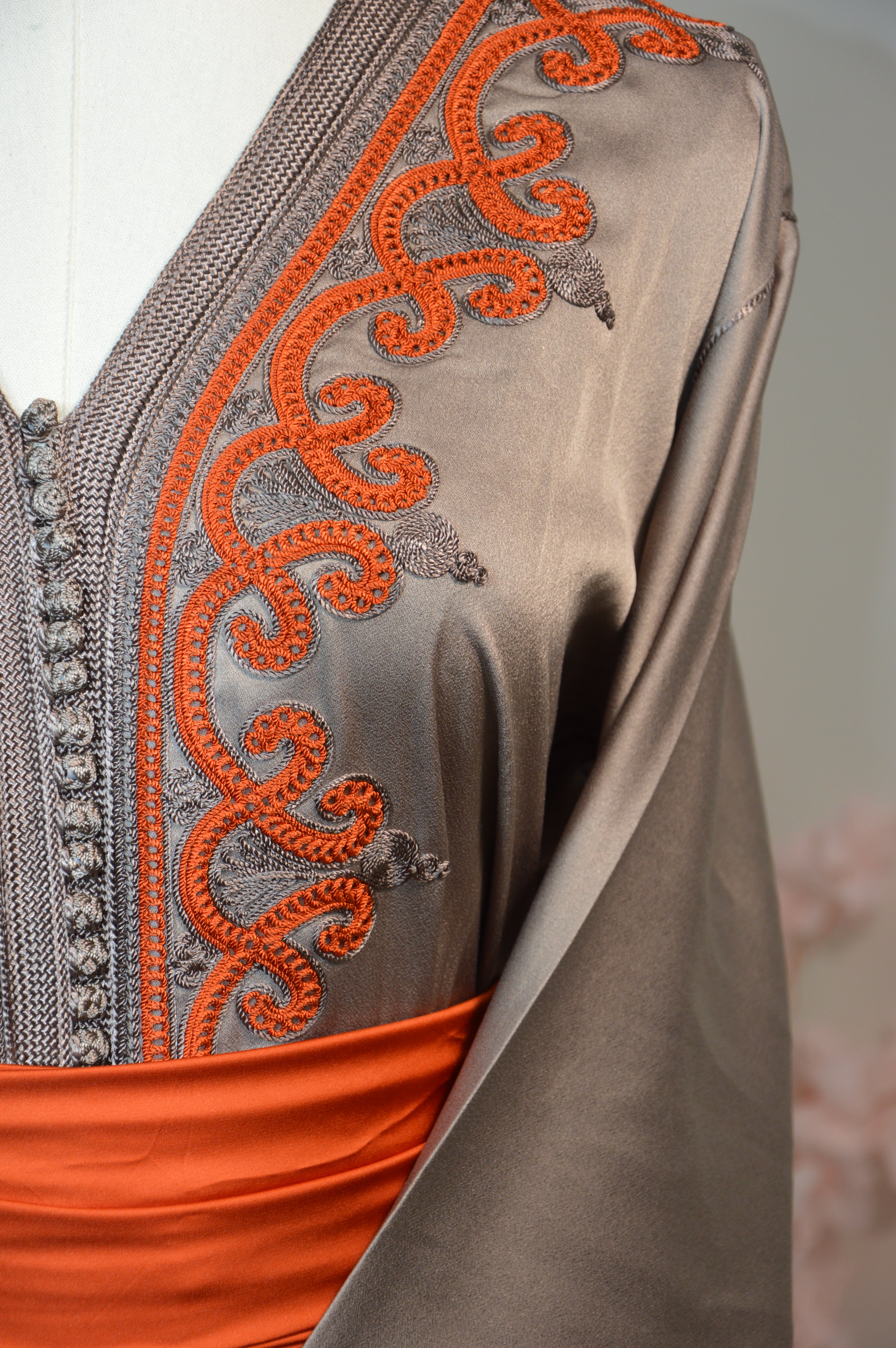 CAFTAN SATIN GRIS PERLE & ORANGE BRÛLÉ – BRODERIES FINES