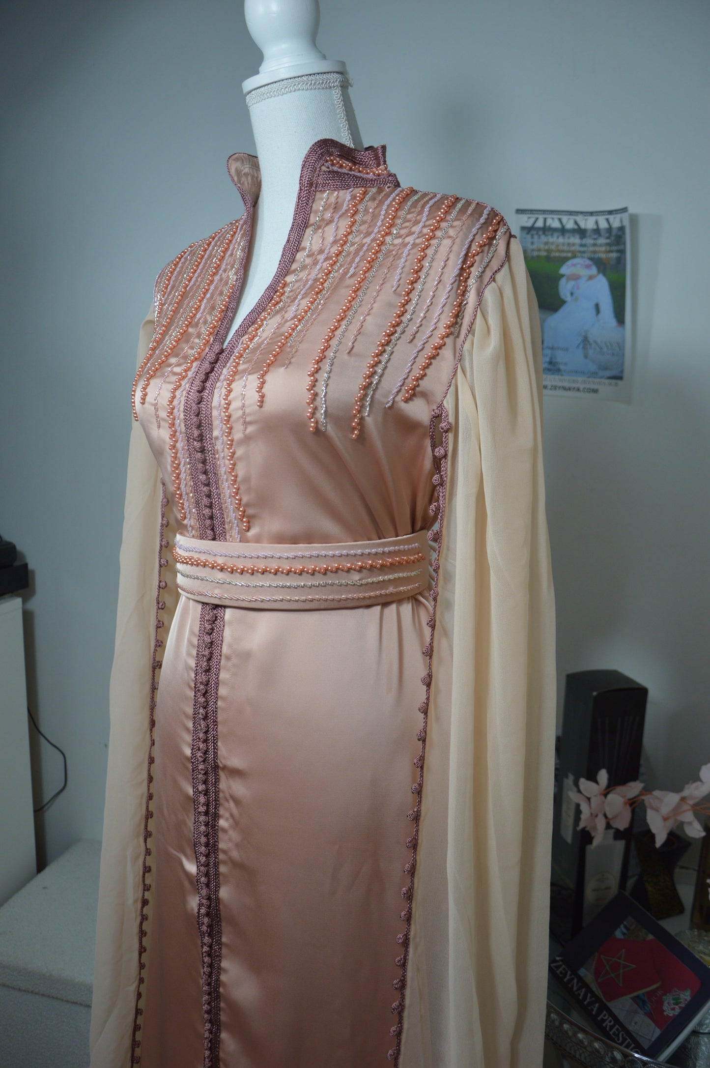 Cape caftan saumon corail broderies dorées - Vue de profil