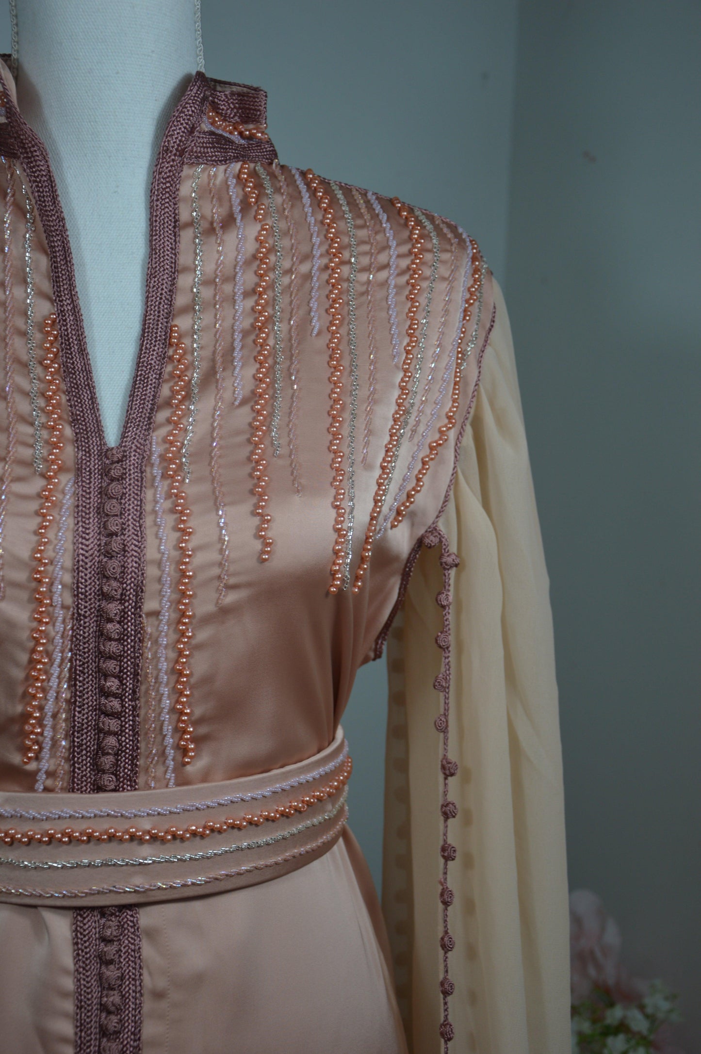 Cape caftan saumon corail broderies dorées - Détails perlage