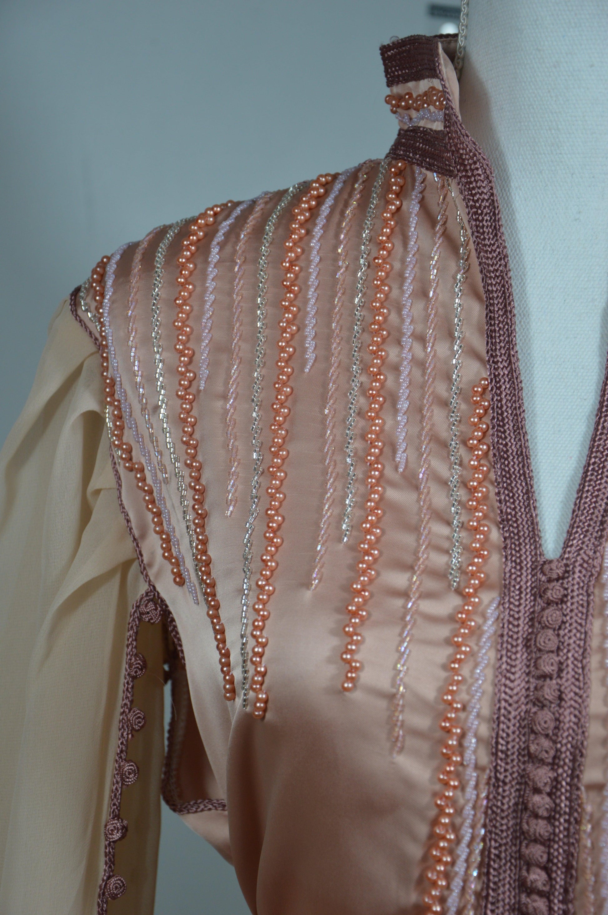 Cape caftan saumon corail broderies dorées - Détails perlage