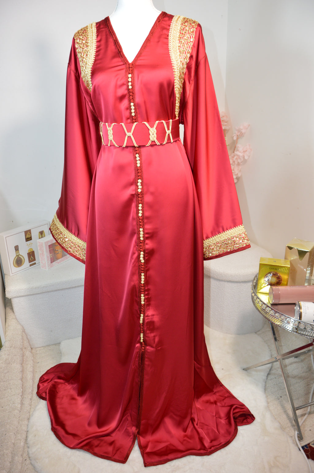 CAFTAN DRAP DE SOIE AVEC BRODERIES DORÉES - ROUGE BORDEAUX ROYAL