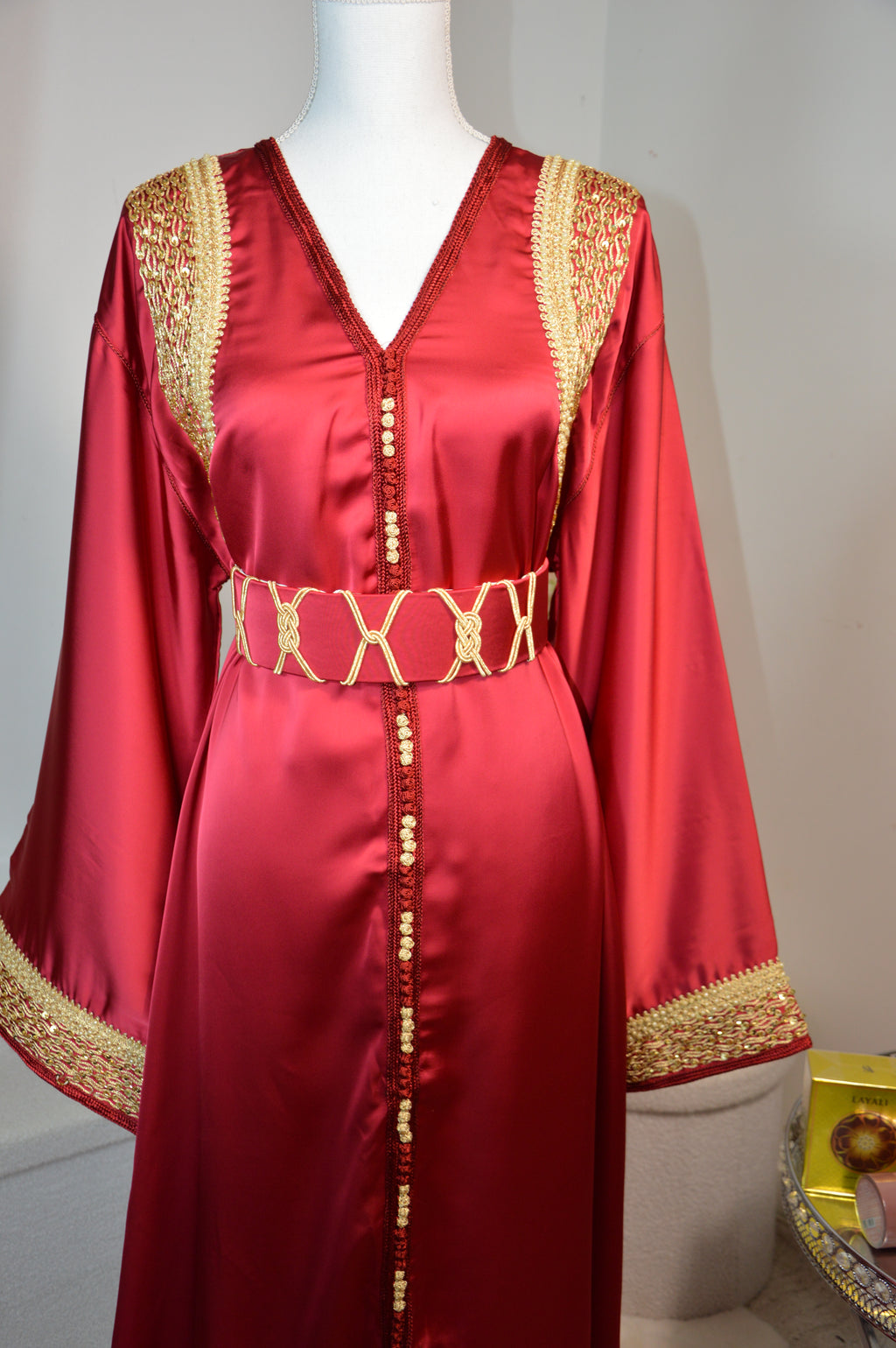 CAFTAN DRAP DE SOIE AVEC BRODERIES DORÉES - ROUGE BORDEAUX ROYAL