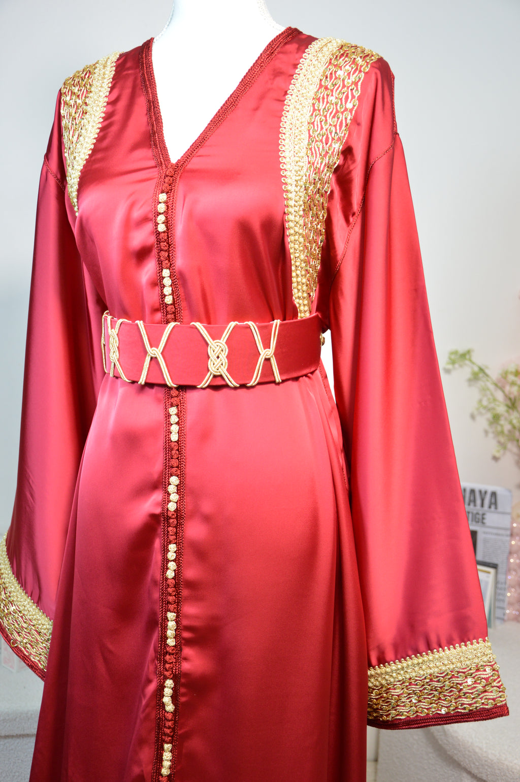CAFTAN DRAP DE SOIE AVEC BRODERIES DORÉES - ROUGE BORDEAUX ROYAL