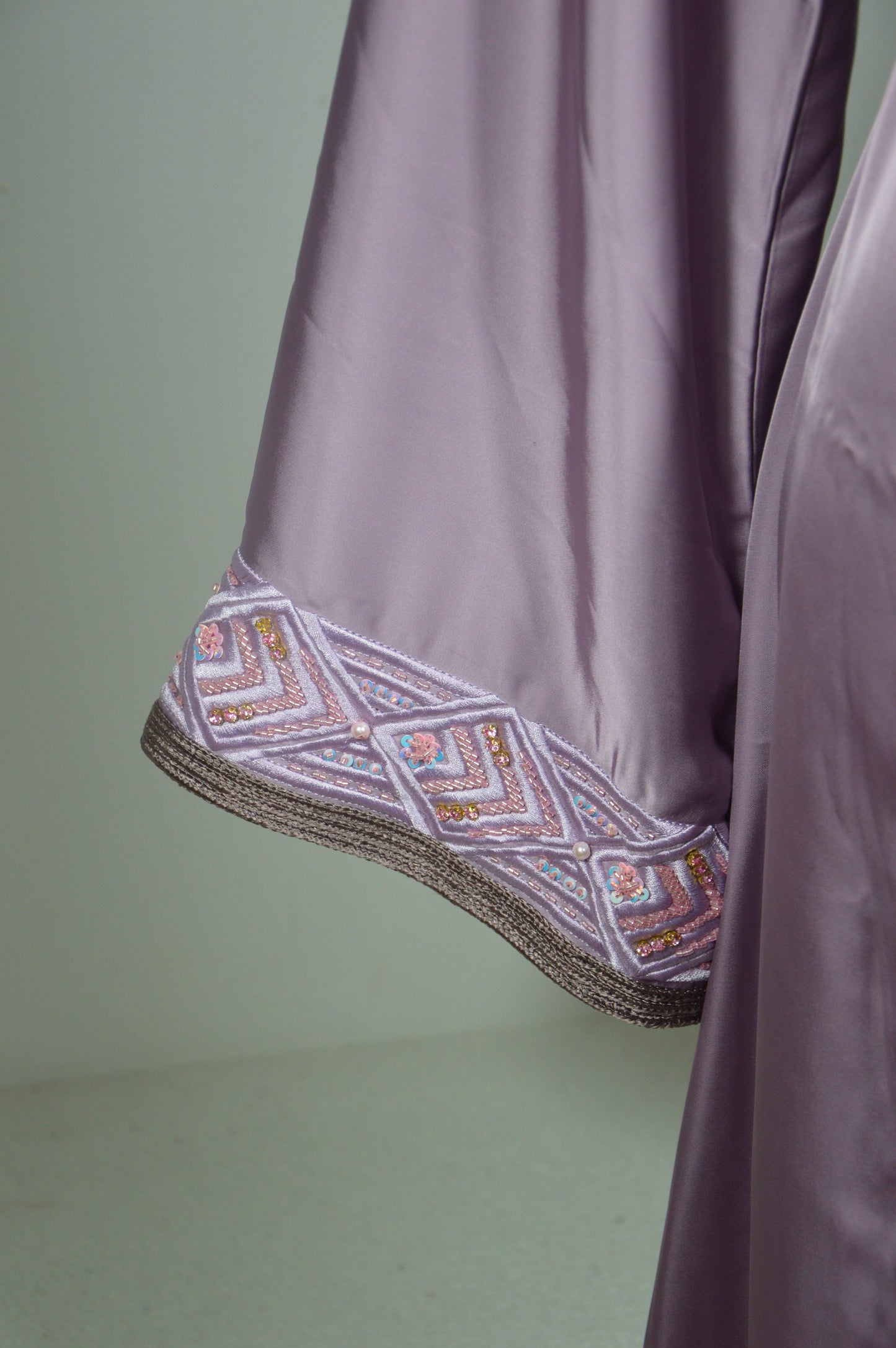 Détail manche caftan lilas haute couture