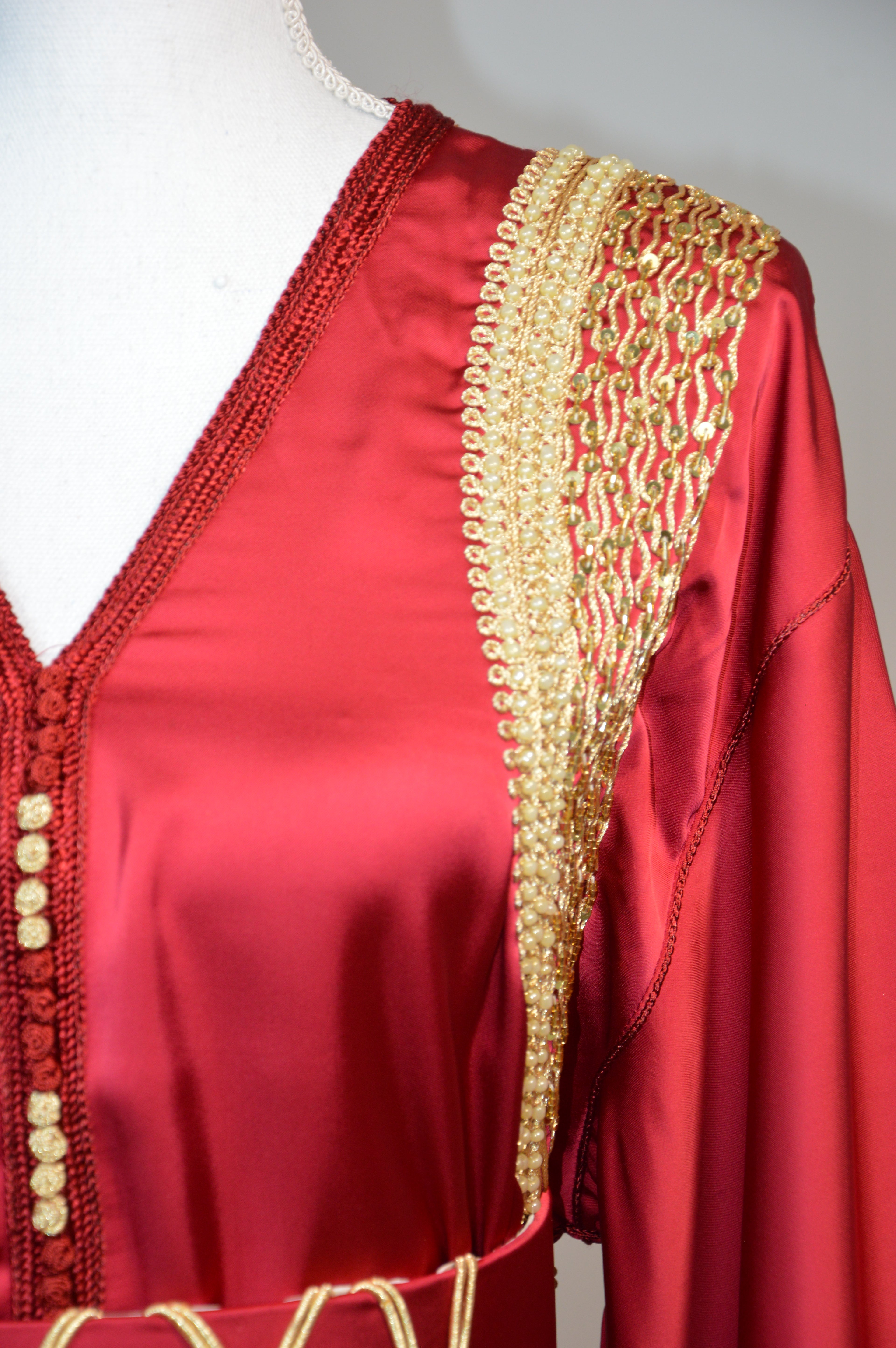CAFTAN DRAP DE SOIE AVEC BRODERIES DORÉES - ROUGE BORDEAUX ROYAL