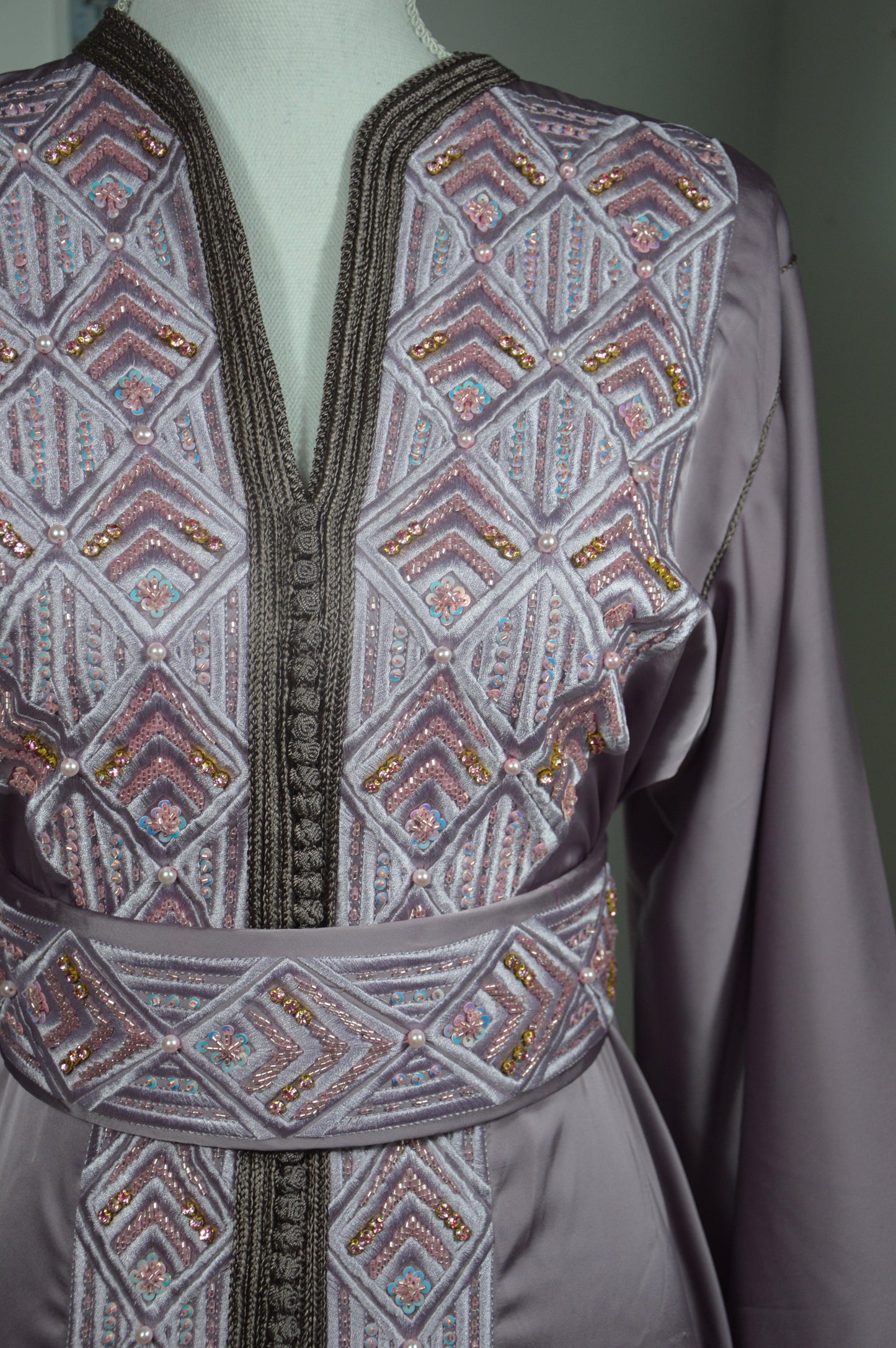 Détail perles et broderie caftan lilas haute couture