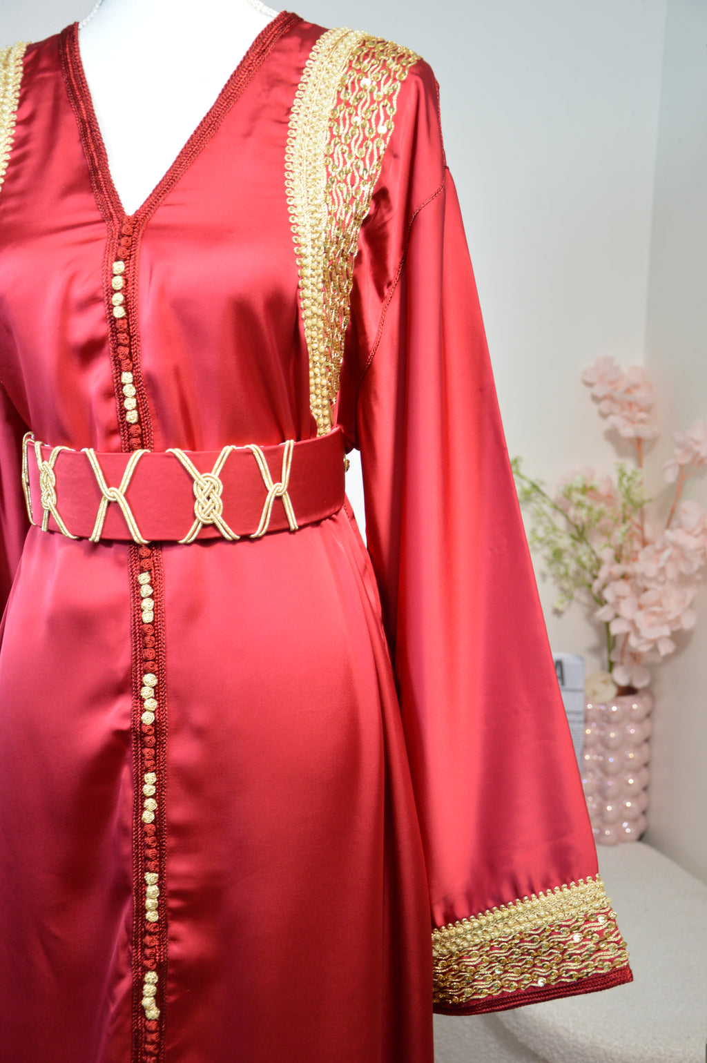 CAFTAN DRAP DE SOIE AVEC BRODERIES DORÉES - ROUGE BORDEAUX ROYAL