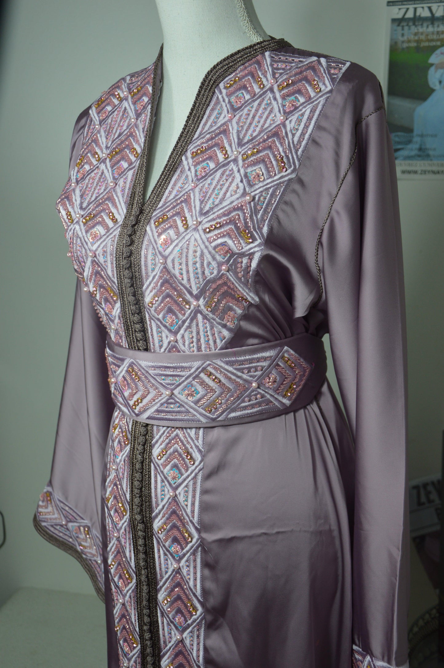 Caftan lilas perlé vue de profil avec finitions artisanales