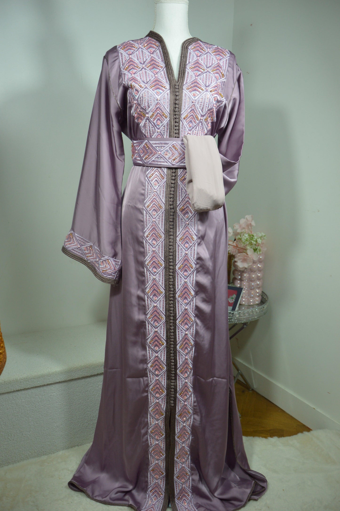 Caftan marocain lilas avec perles vue complète
