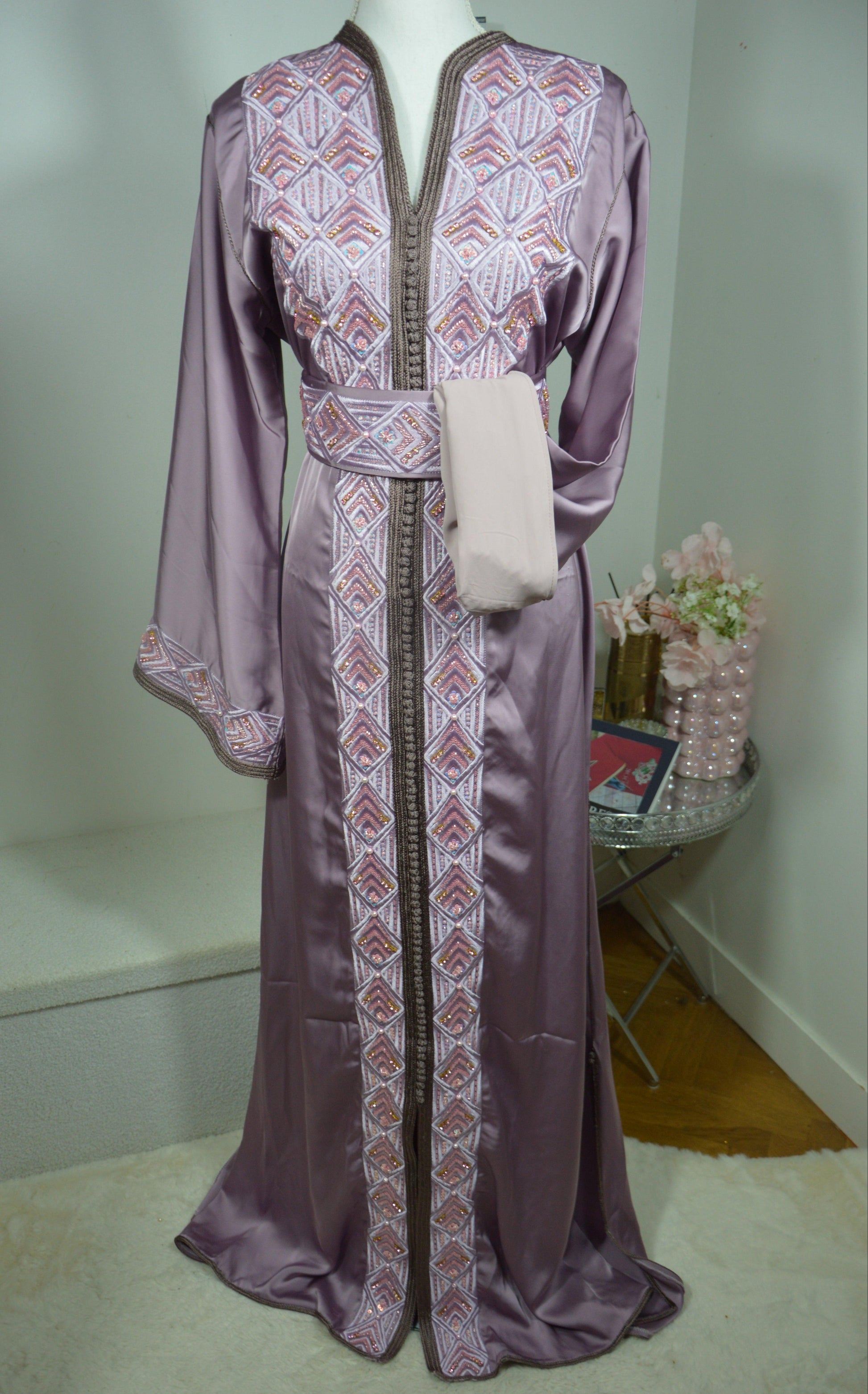 Détail perles et broderie caftan lilas haute couture
