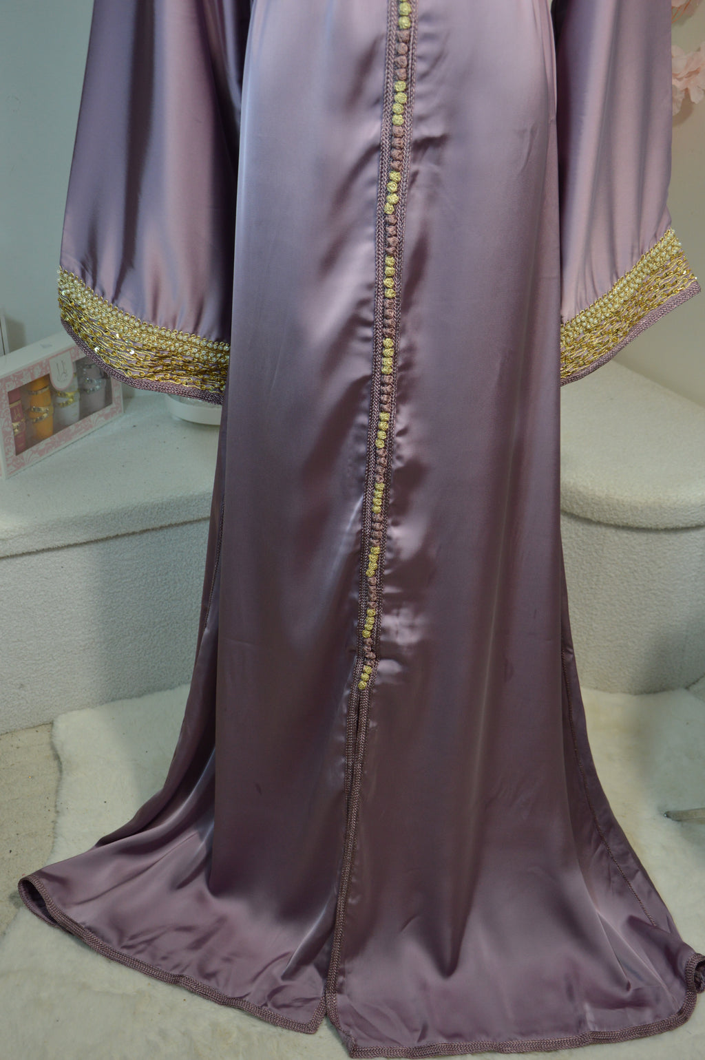 CAFTAN DRAP DE SOIE AVEC BRODERIES DORÉES - LILAS