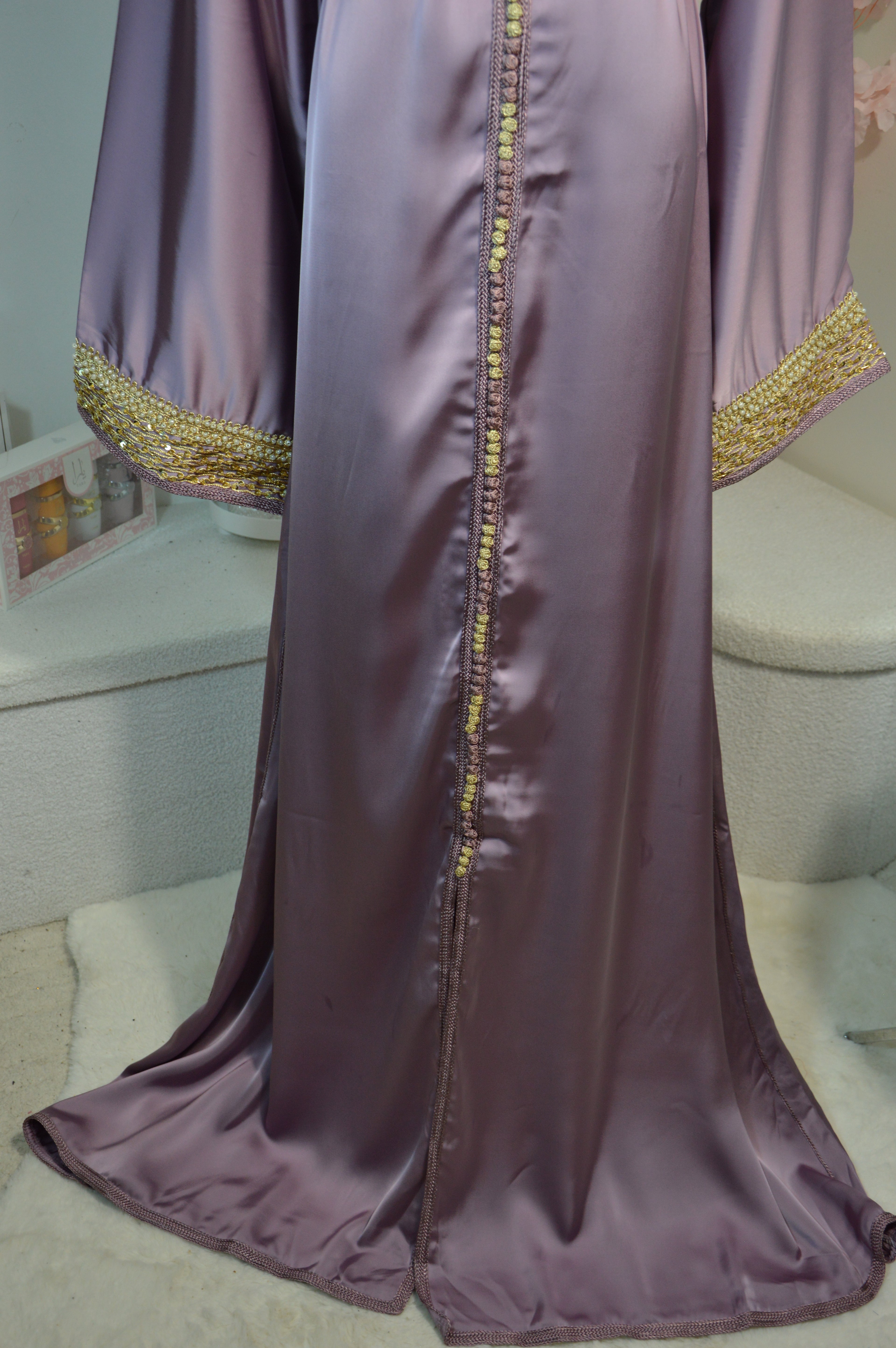 CAFTAN DRAP DE SOIE AVEC BRODERIES DORÉES - LILAS