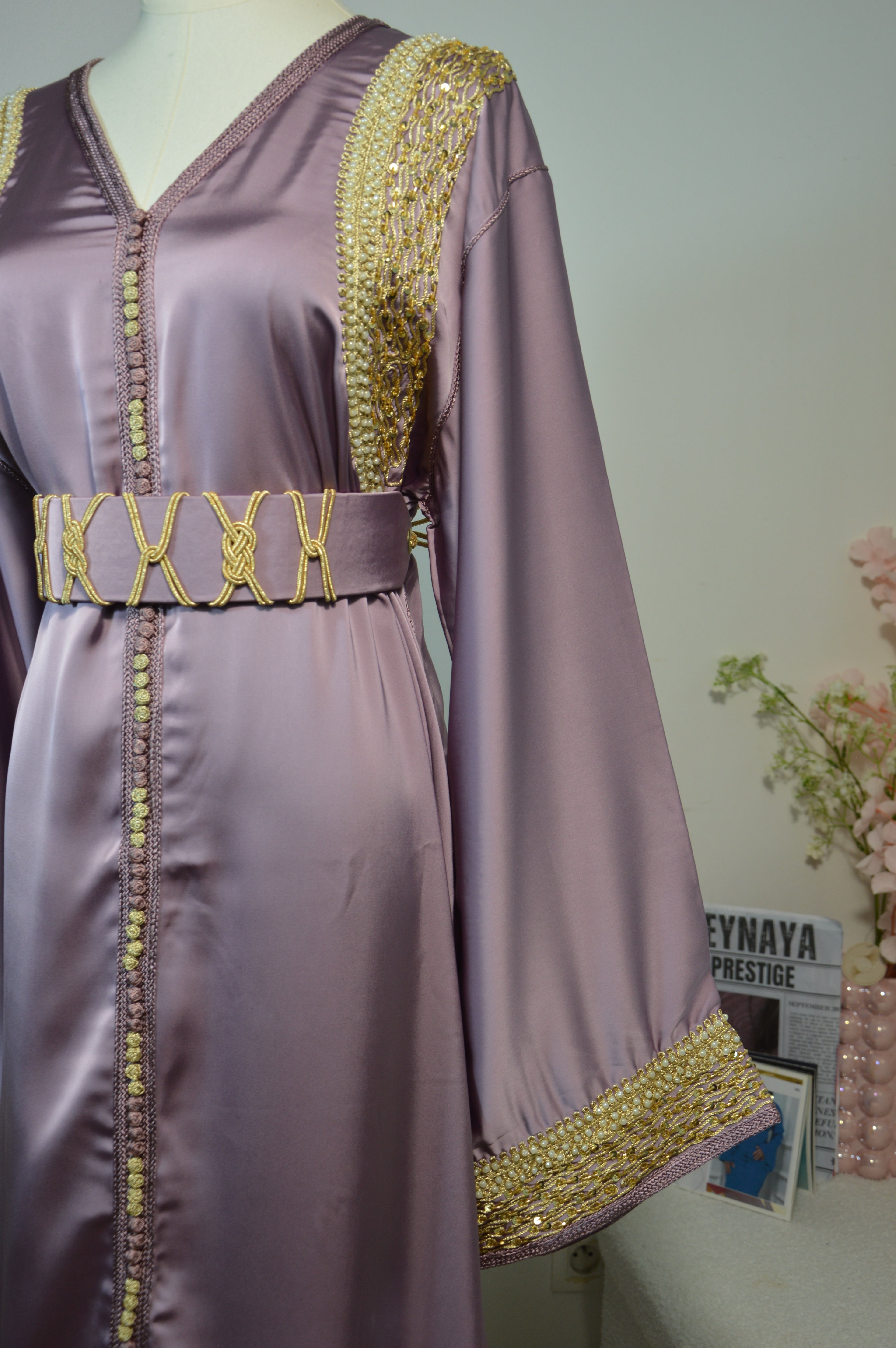 CAFTAN DRAP DE SOIE AVEC BRODERIES DORÉES - LILAS