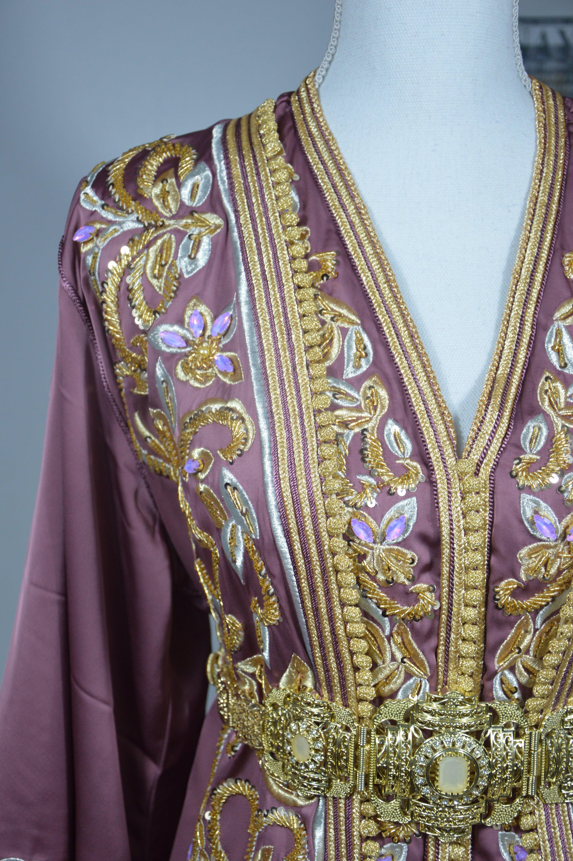 Détail broderies et perlages takchita nude - Finitions haute couture