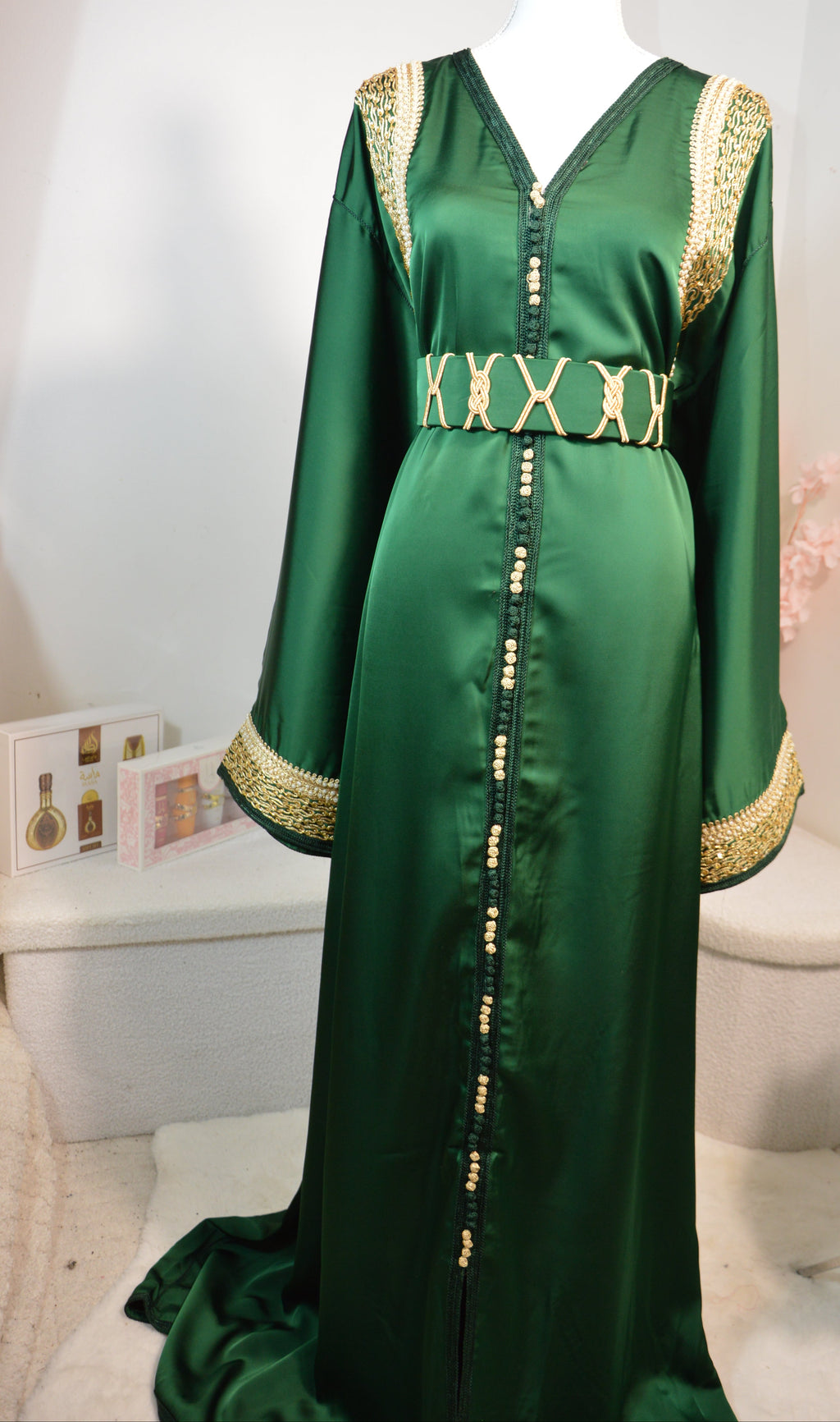 CAFTAN DRAP DE SOIE AVEC BRODERIES DORÉES – VERT EMERAUDE