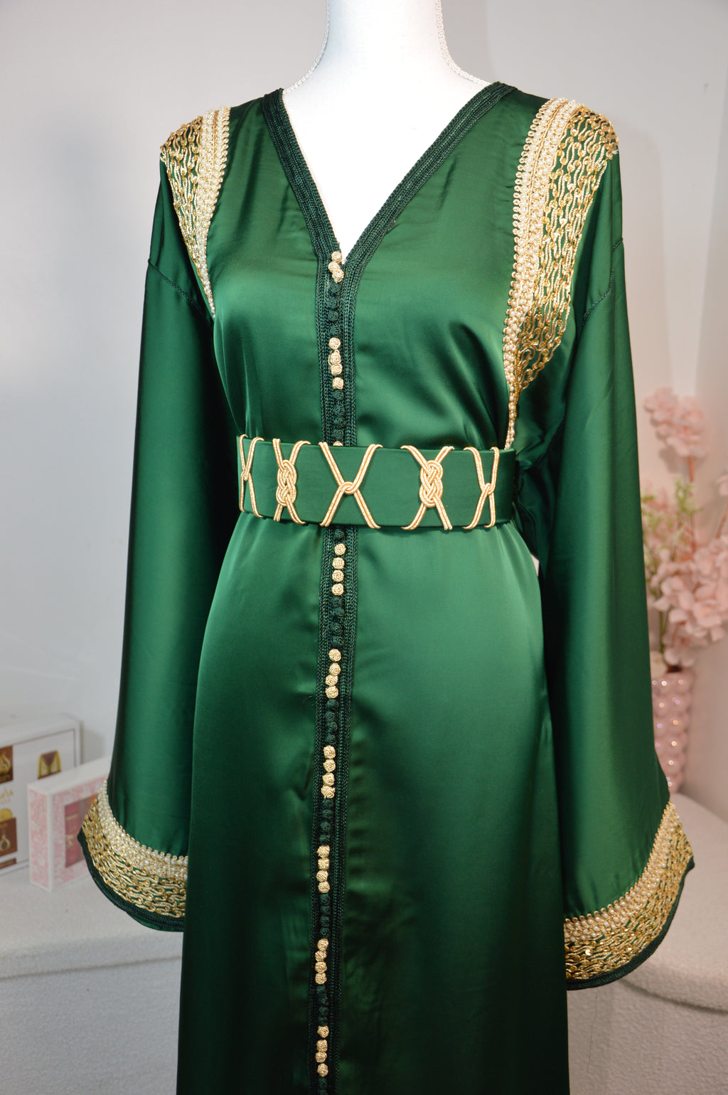 CAFTAN DRAP DE SOIE AVEC BRODERIES DORÉES – VERT EMERAUDE