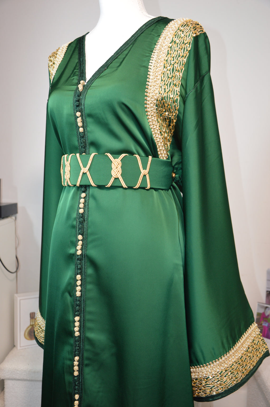 CAFTAN DRAP DE SOIE AVEC BRODERIES DORÉES – VERT EMERAUDE