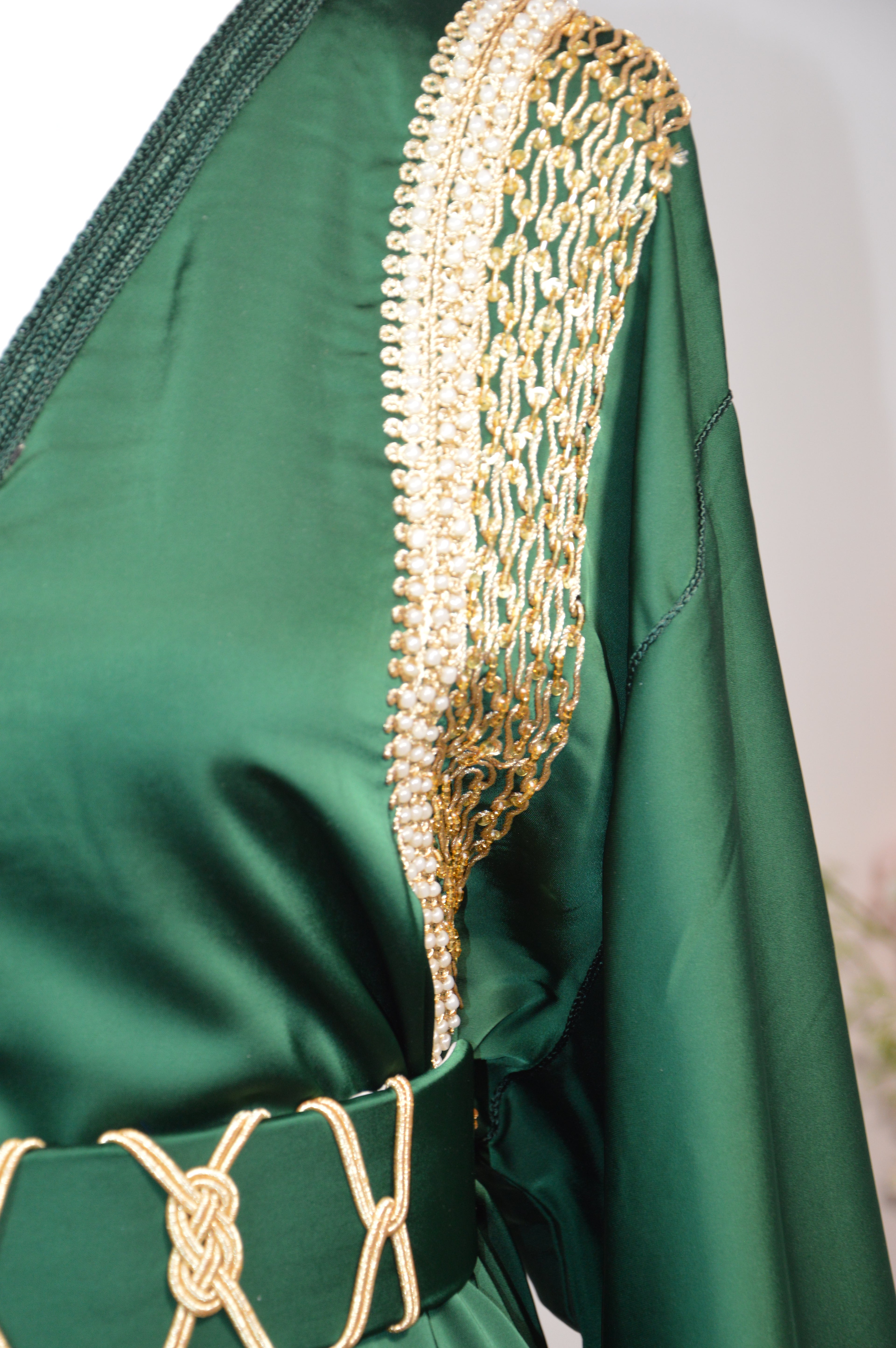 CAFTAN DRAP DE SOIE AVEC BRODERIES DORÉES – VERT EMERAUDE