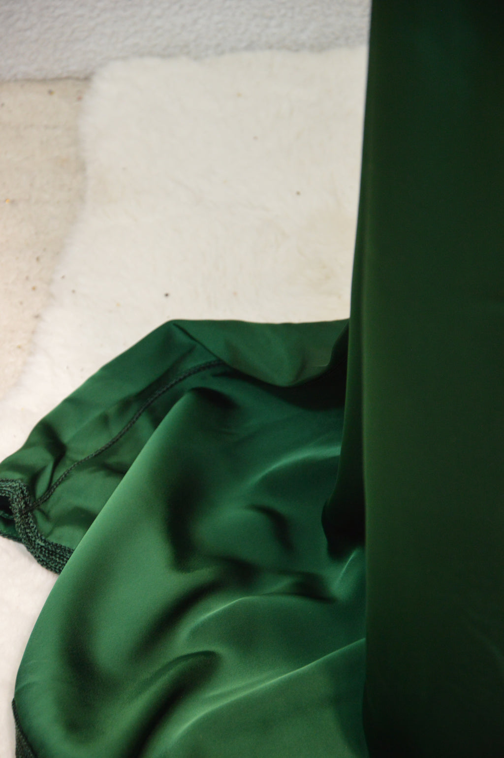 CAFTAN DRAP DE SOIE AVEC BRODERIES DORÉES – VERT EMERAUDE