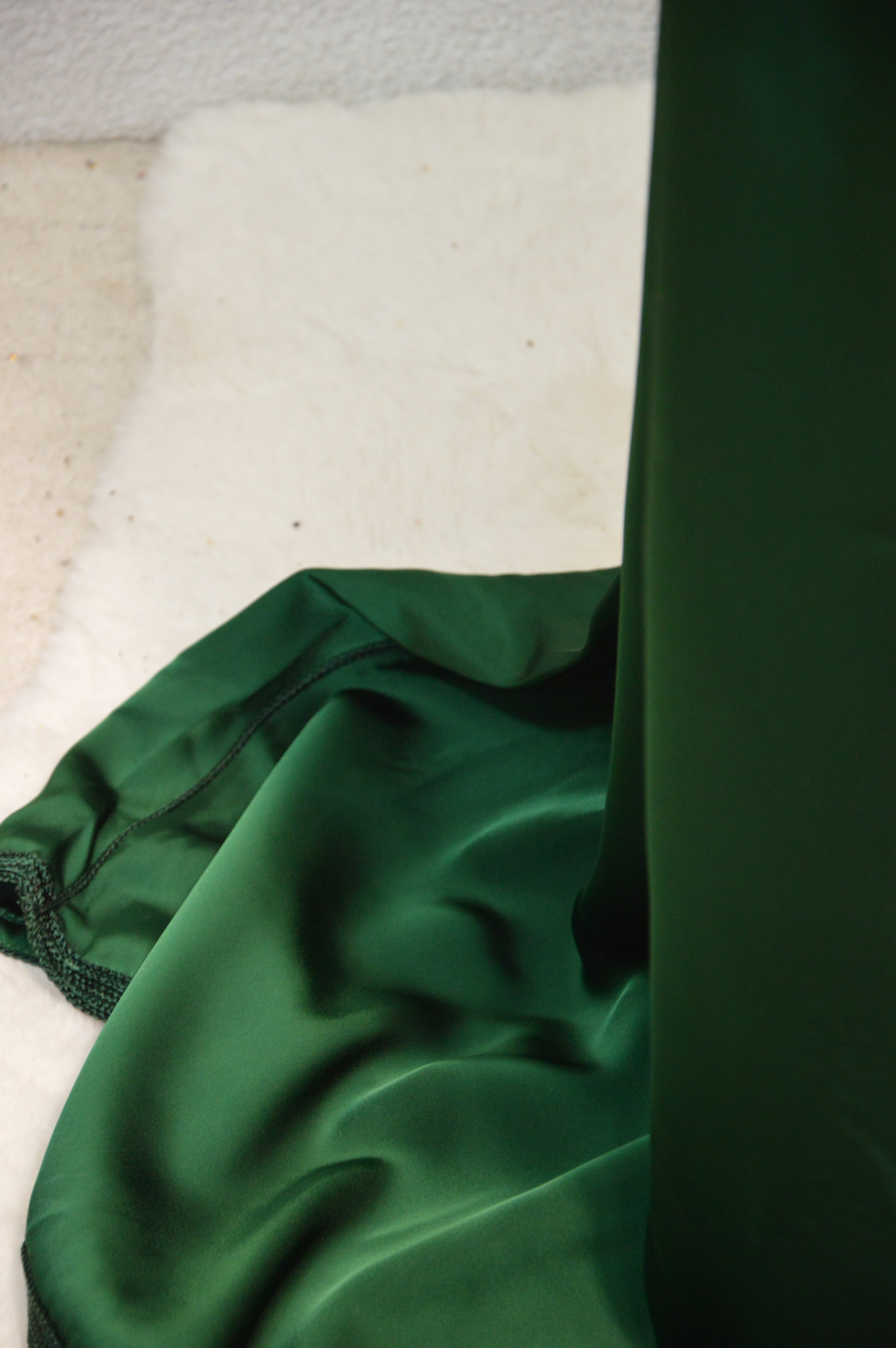 CAFTAN DRAP DE SOIE AVEC BRODERIES DORÉES – VERT EMERAUDE