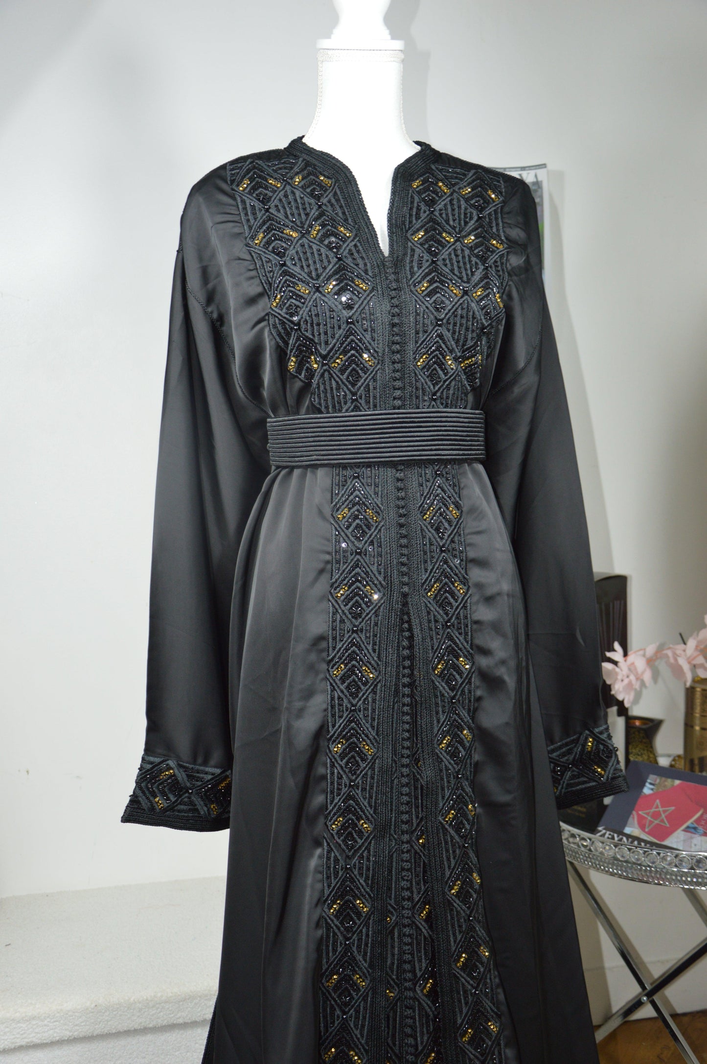 Vue de profil takchita haute couture noire ornements dorés