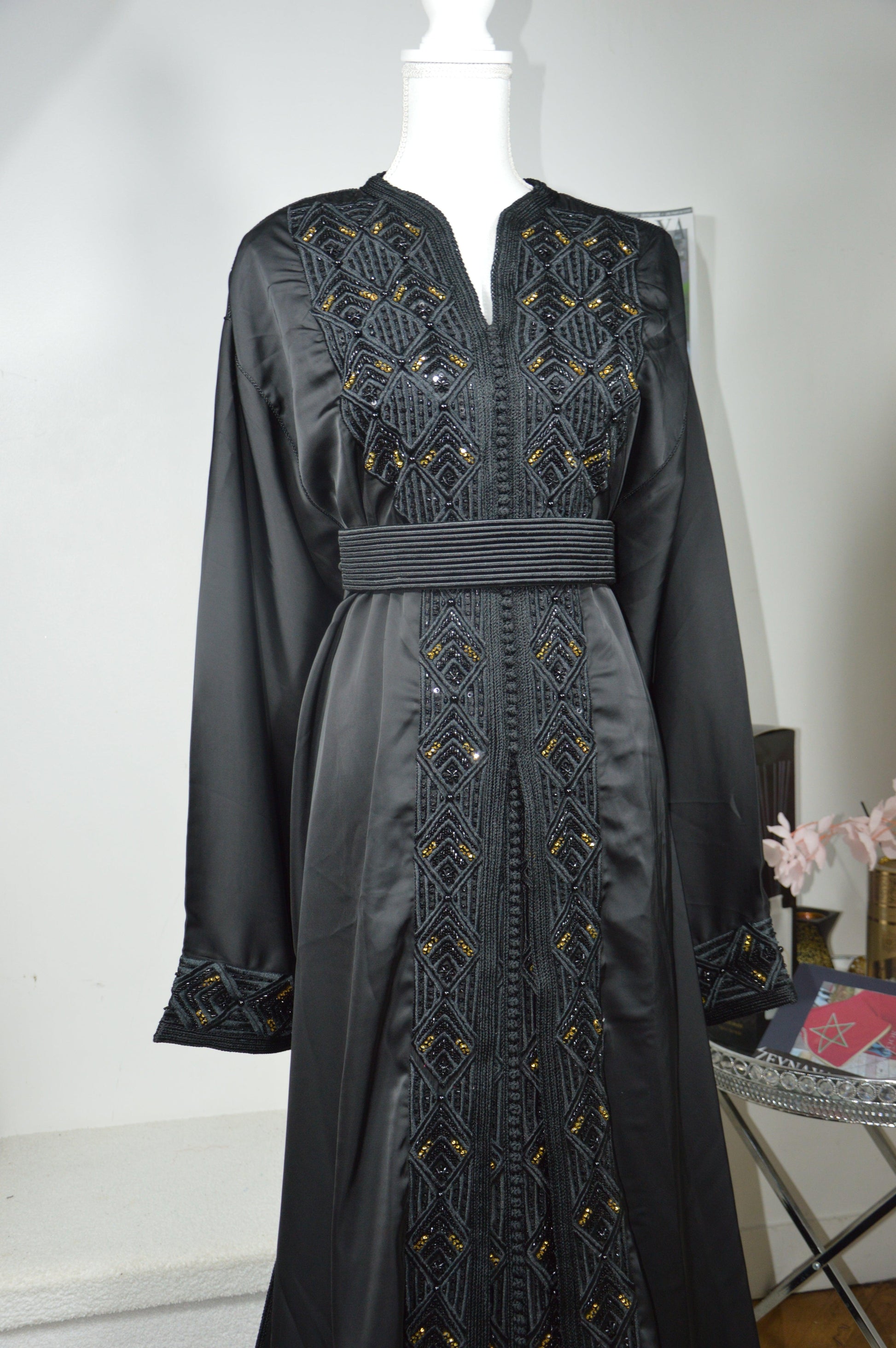 Vue de profil takchita haute couture noire ornements dorés