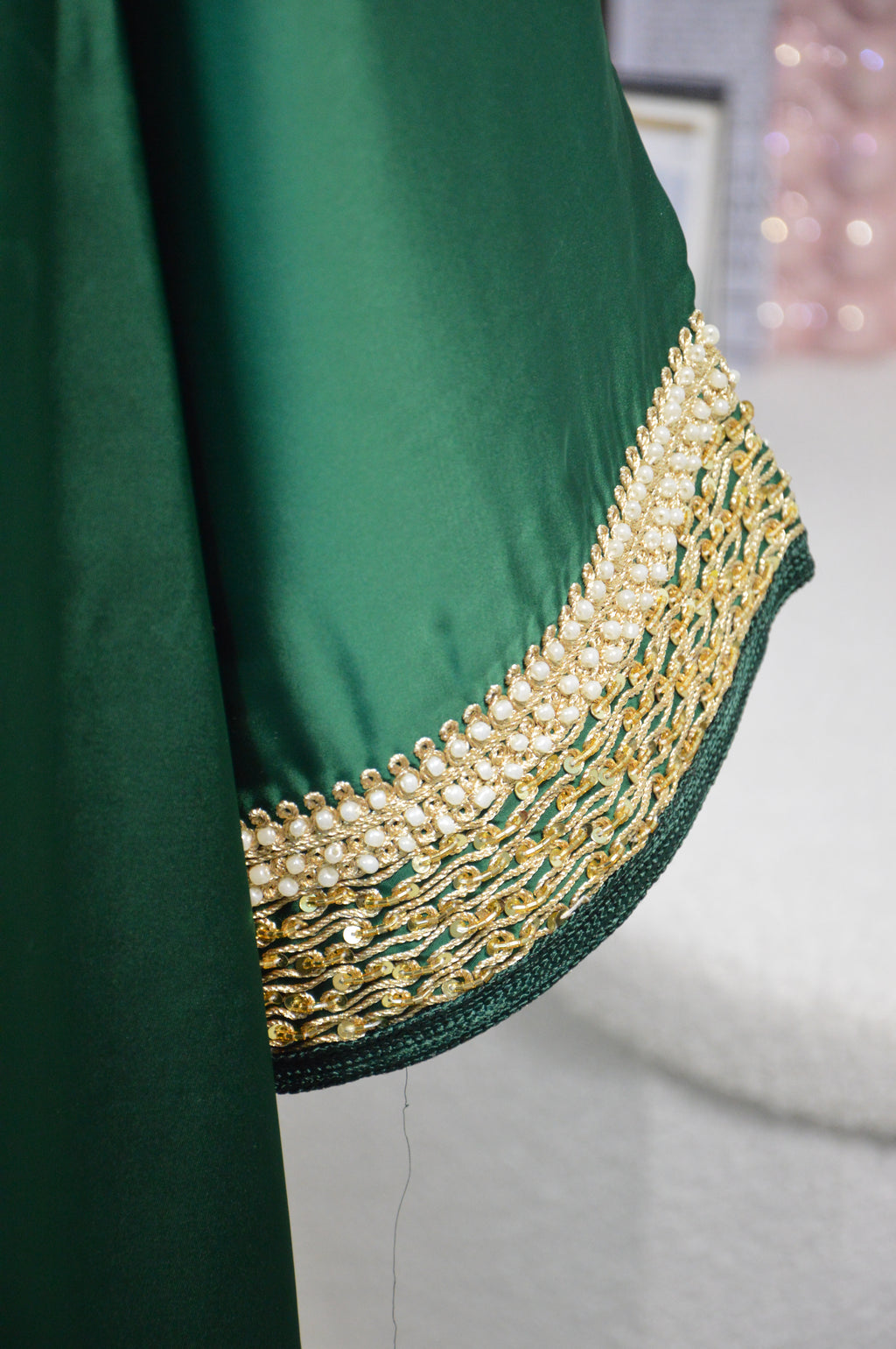 CAFTAN DRAP DE SOIE AVEC BRODERIES DORÉES – VERT EMERAUDE