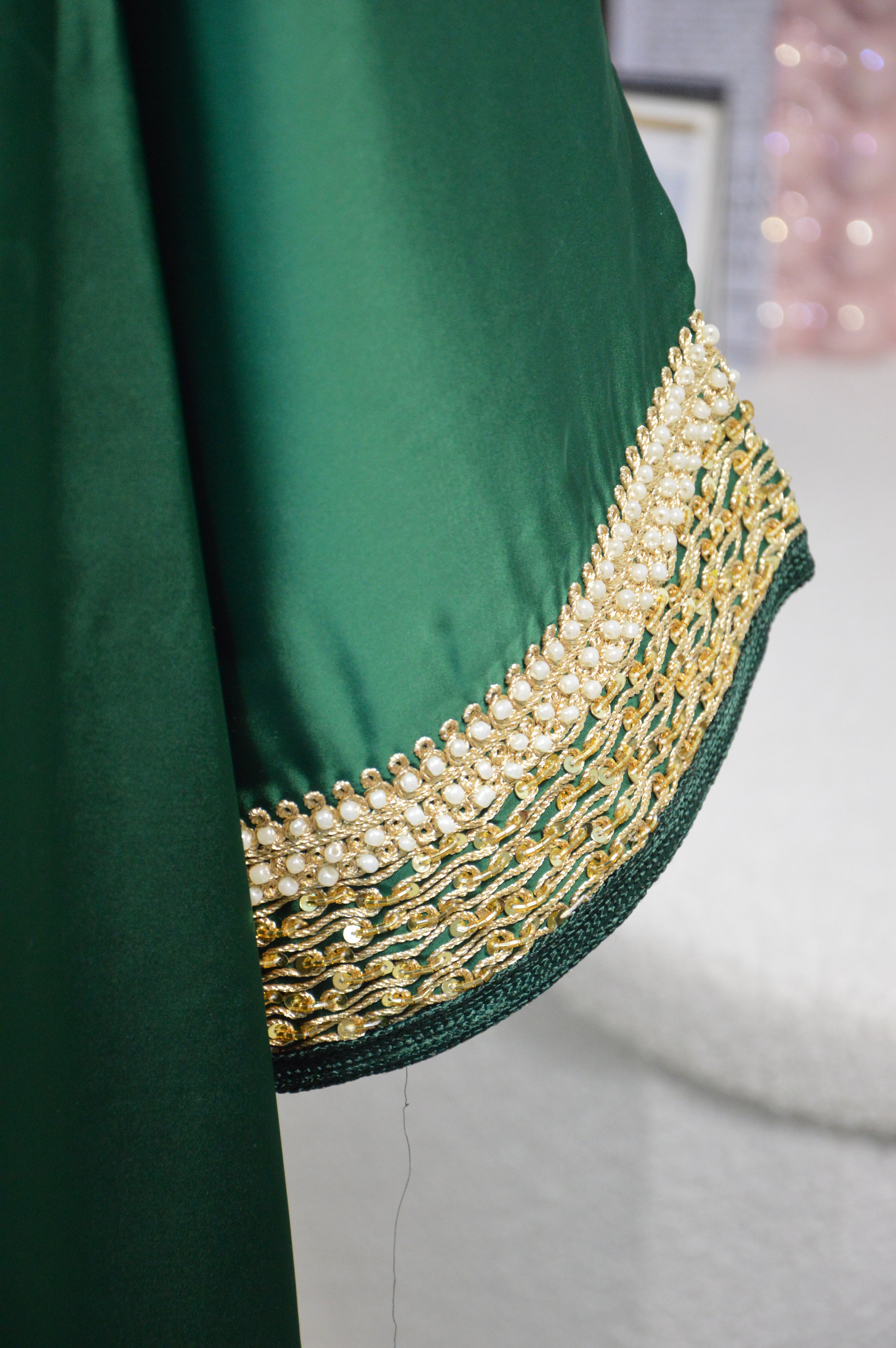CAFTAN DRAP DE SOIE AVEC BRODERIES DORÉES – VERT EMERAUDE