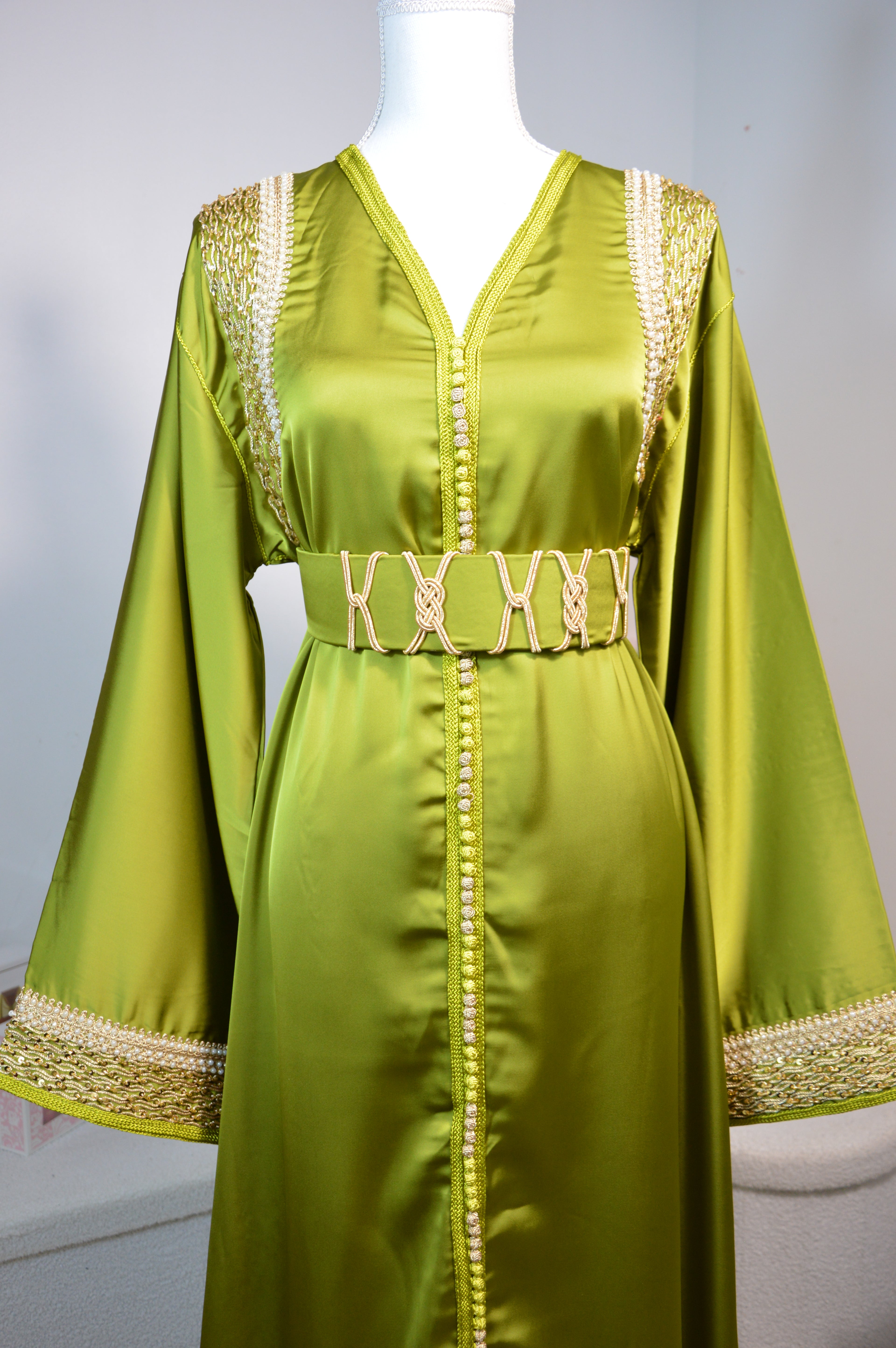 CAFTAN DRAP DE SOIE AVEC BRODERIES DORÉES – VERT PISTACHE