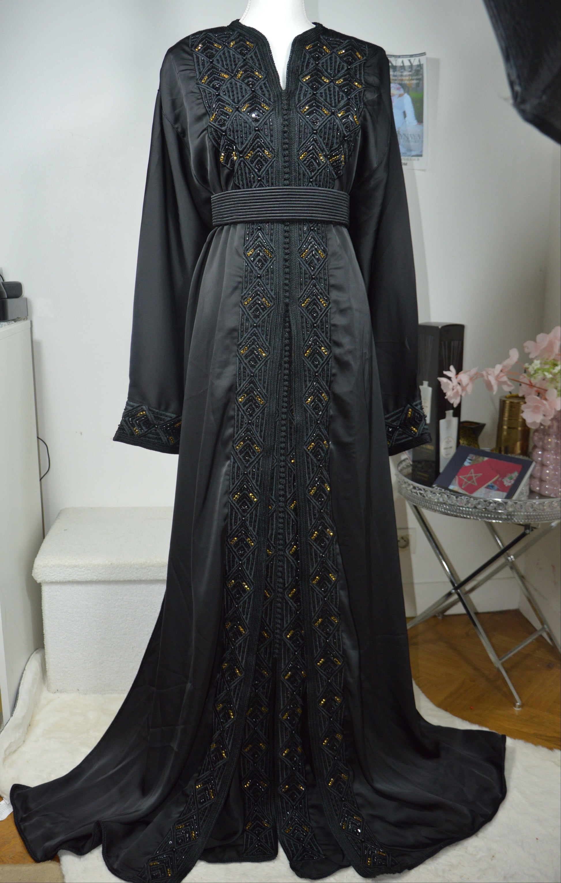 Vue d'ensemble takchita haute couture noire ornements dorés