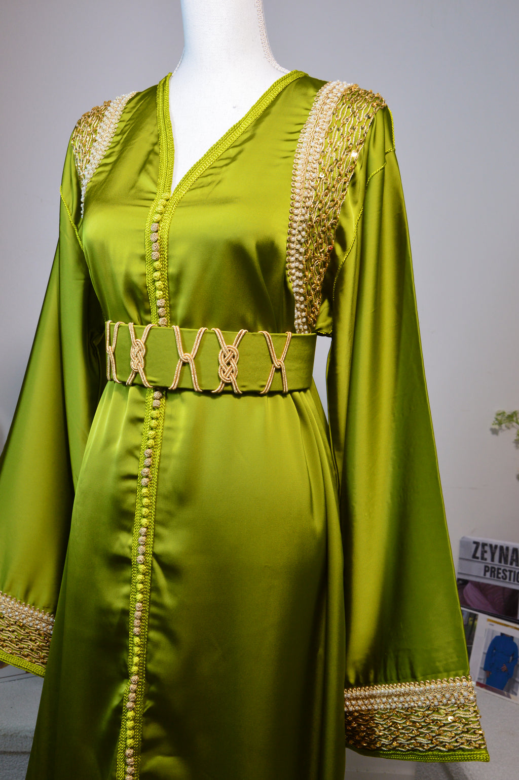 CAFTAN DRAP DE SOIE AVEC BRODERIES DORÉES – VERT PISTACHE