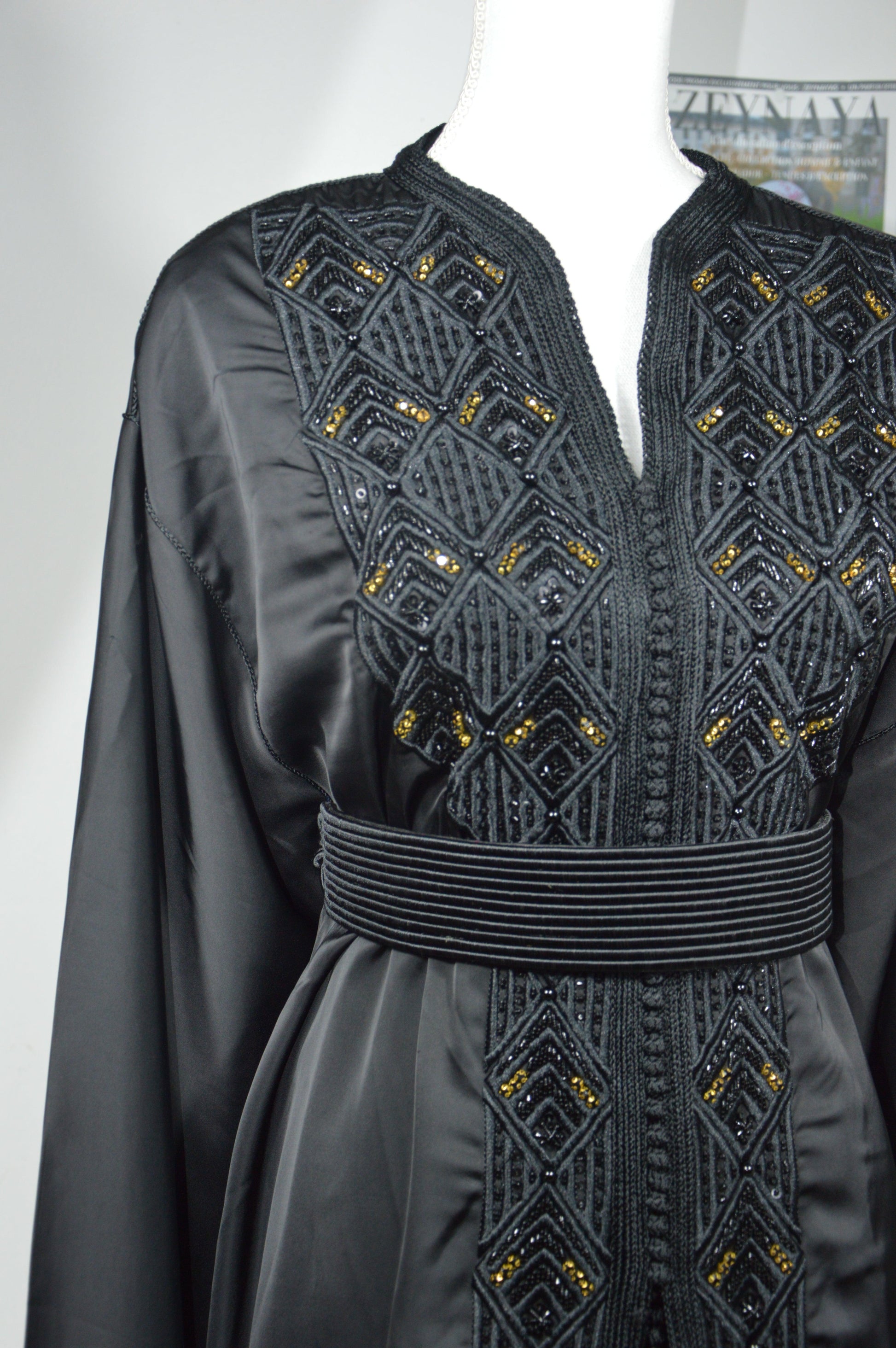 Détails bustier takchita haute couture noire ornements dorés