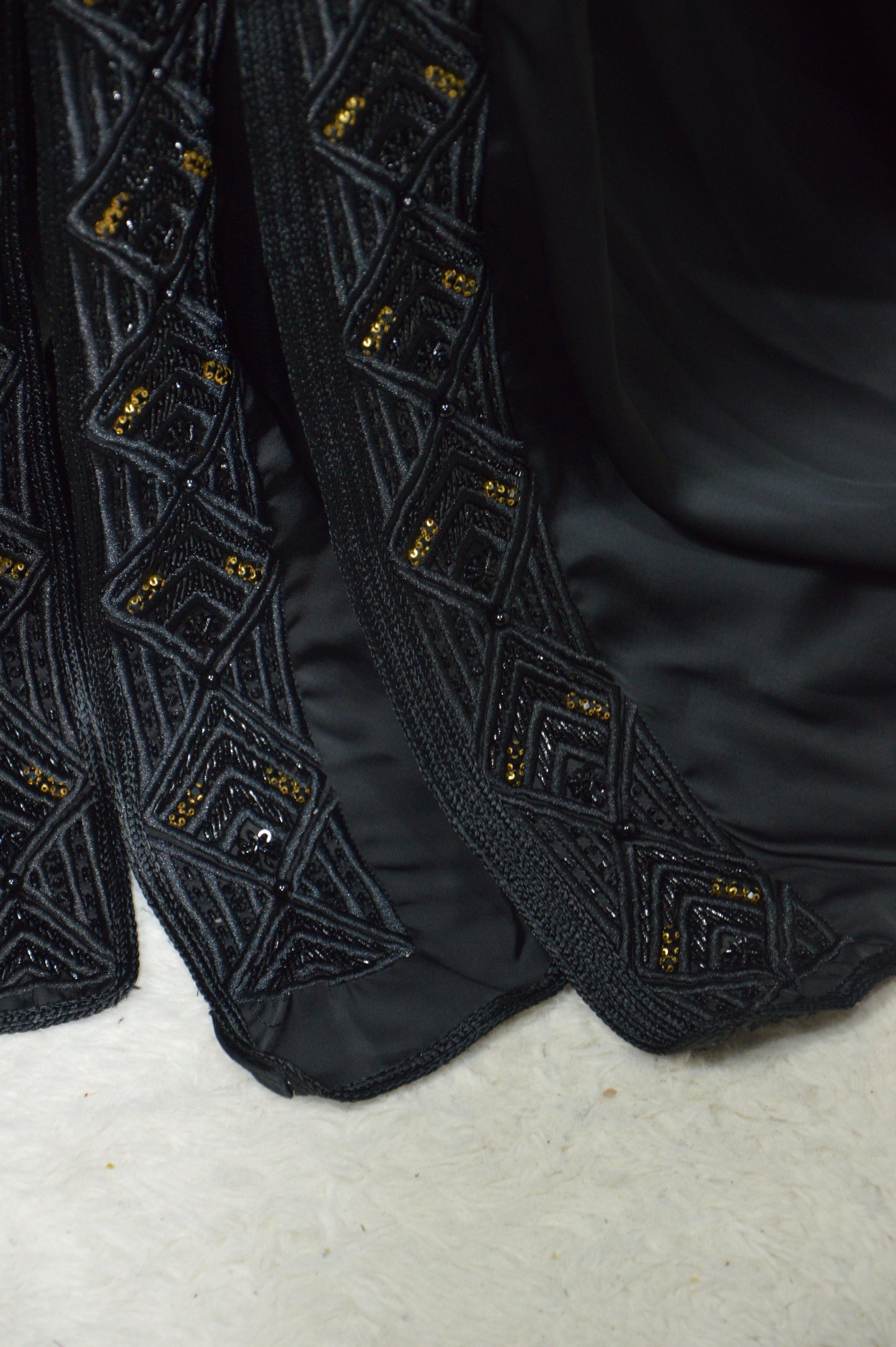 Détail tissu et doublure takchita haute couture noire ornements dorés